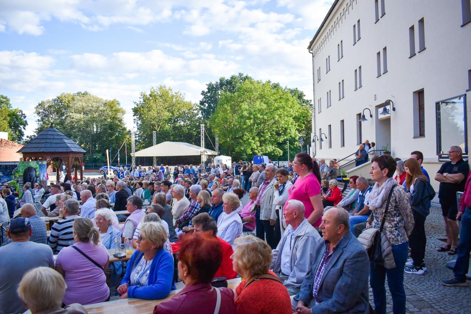 Zdjęcie w galerii na portalu naszraciborz.pl: Nasz kochany Śląsk. Biesiada na Zamku Piastowskim przyciągnęła tłumy wiadomości z regionu