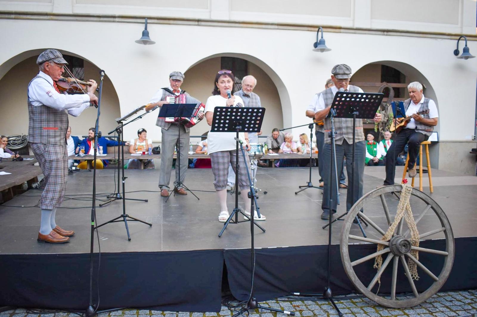 Zdjęcie w galerii na portalu naszraciborz.pl: Nasz kochany Śląsk. Biesiada na Zamku Piastowskim przyciągnęła tłumy wiadomości z regionu