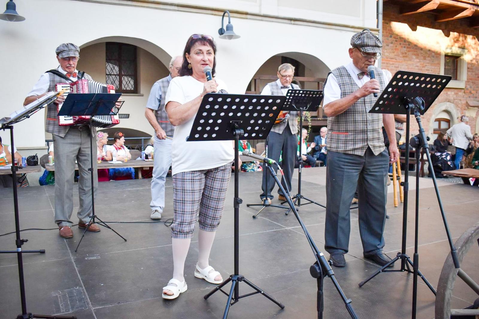Zdjęcie w galerii na portalu naszraciborz.pl: Nasz kochany Śląsk. Biesiada na Zamku Piastowskim przyciągnęła tłumy wiadomości z regionu