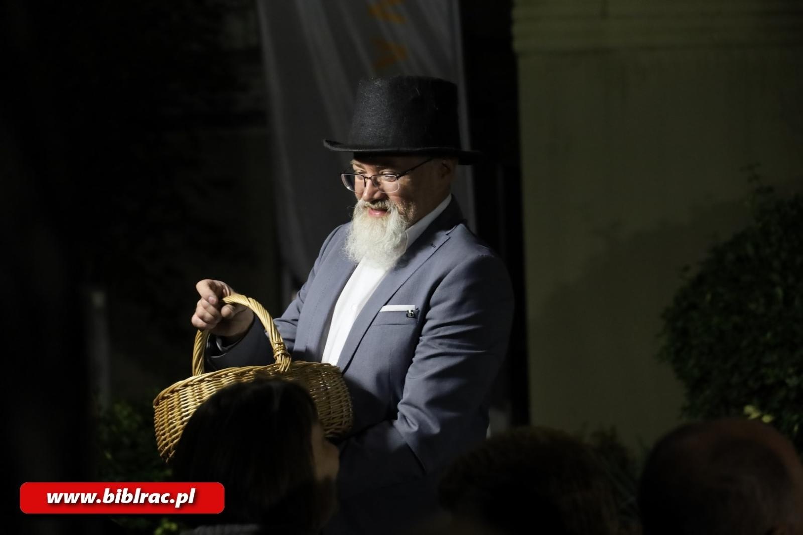 Zdjęcie w galerii na portalu naszraciborz.pl: Teatr Wodzisławskiej Ulicy wystąpił na schodach biblioteki wiadomości z regionu