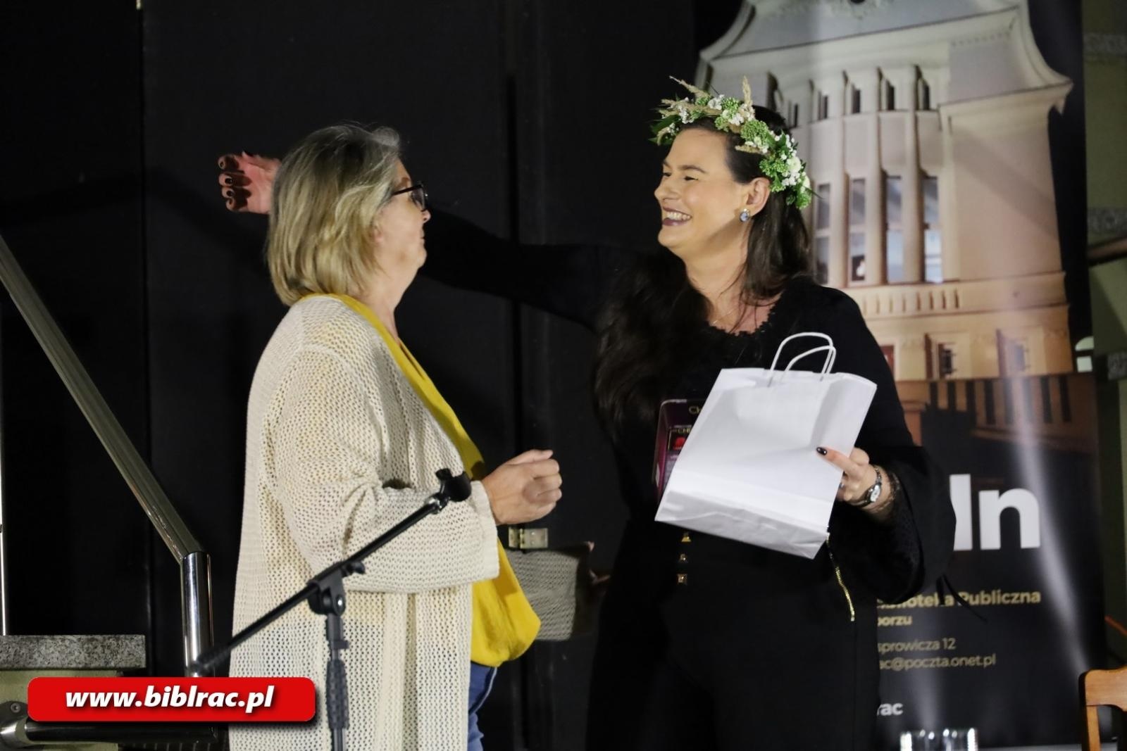 Zdjęcie w galerii na portalu naszraciborz.pl: Teatr Wodzisławskiej Ulicy wystąpił na schodach biblioteki wiadomości z regionu