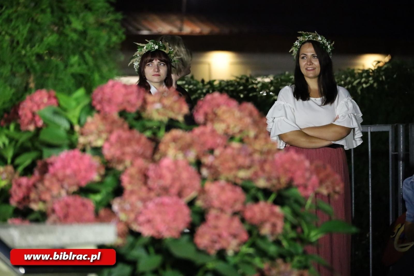 Zdjęcie w galerii na portalu naszraciborz.pl: Teatr Wodzisławskiej Ulicy wystąpił na schodach biblioteki wiadomości z regionu