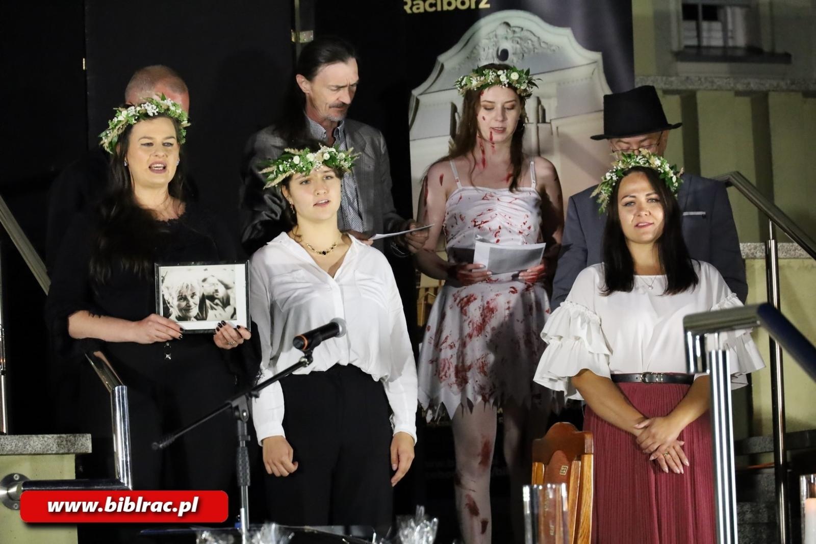 Zdjęcie w galerii na portalu naszraciborz.pl: Teatr Wodzisławskiej Ulicy wystąpił na schodach biblioteki wiadomości z regionu