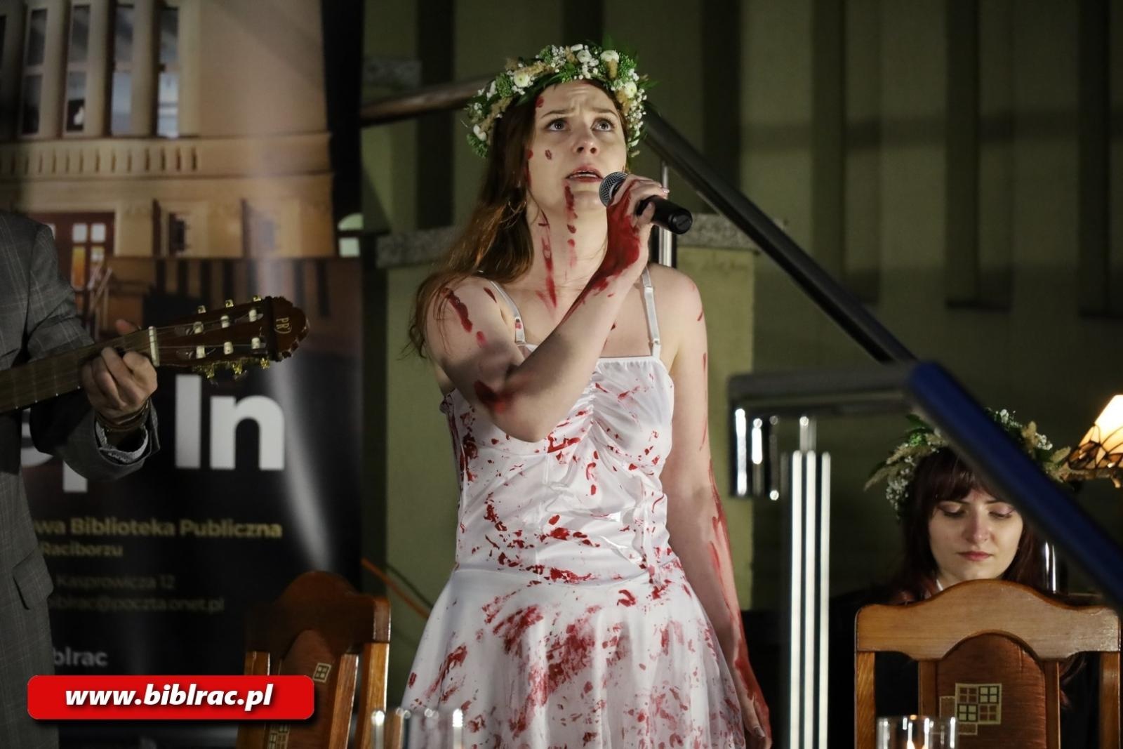 Zdjęcie w galerii na portalu naszraciborz.pl: Teatr Wodzisławskiej Ulicy wystąpił na schodach biblioteki wiadomości z regionu