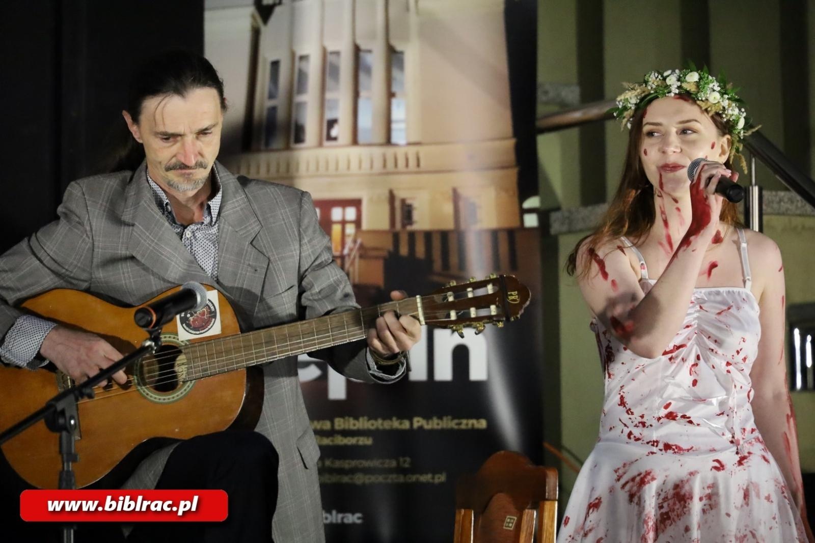 Zdjęcie w galerii na portalu naszraciborz.pl: Teatr Wodzisławskiej Ulicy wystąpił na schodach biblioteki wiadomości z regionu