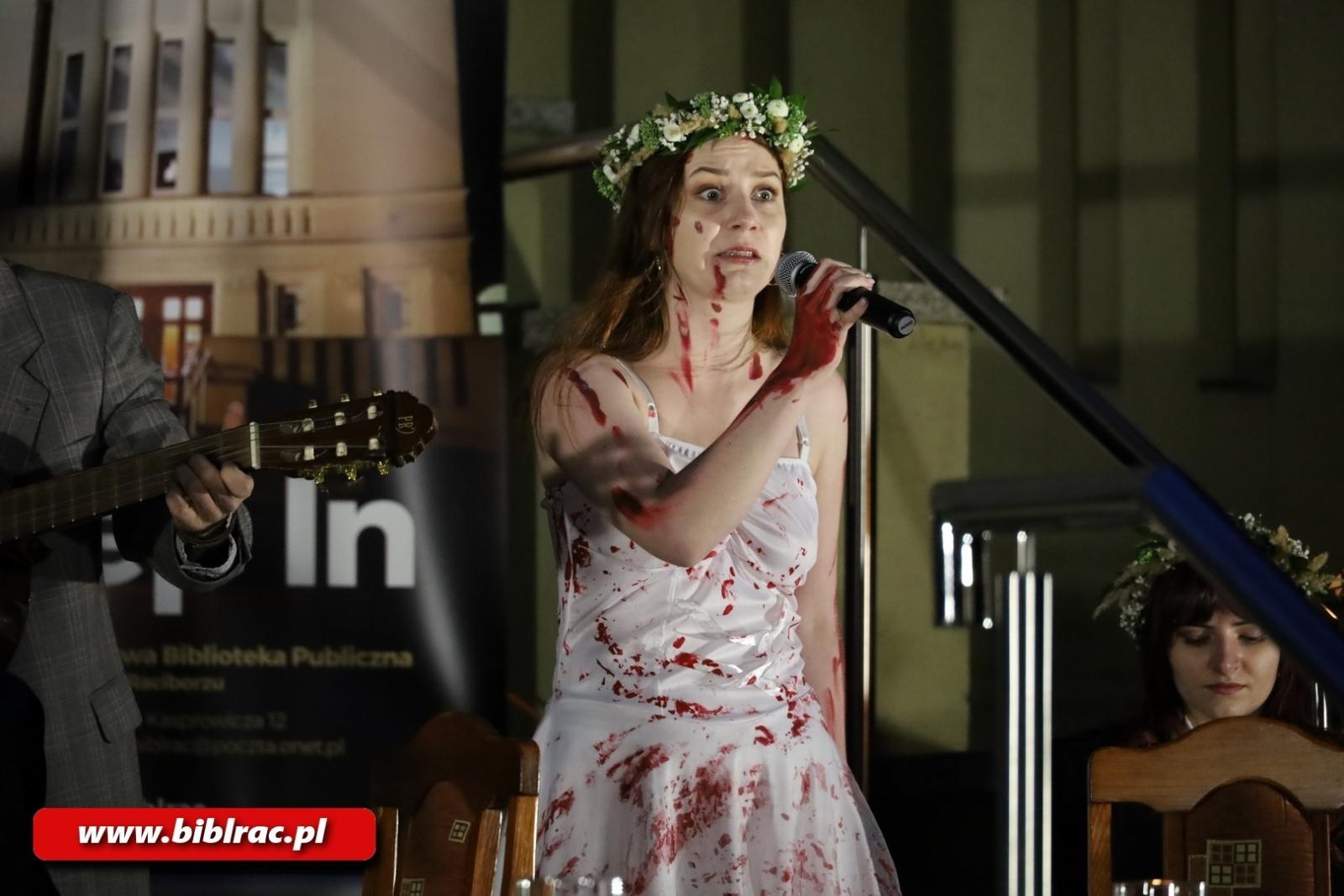 Zdjęcie w galerii na portalu naszraciborz.pl: Teatr Wodzisławskiej Ulicy wystąpił na schodach biblioteki wiadomości z regionu