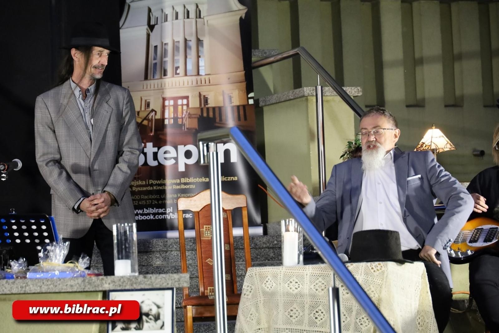 Zdjęcie w galerii na portalu naszraciborz.pl: Teatr Wodzisławskiej Ulicy wystąpił na schodach biblioteki wiadomości z regionu