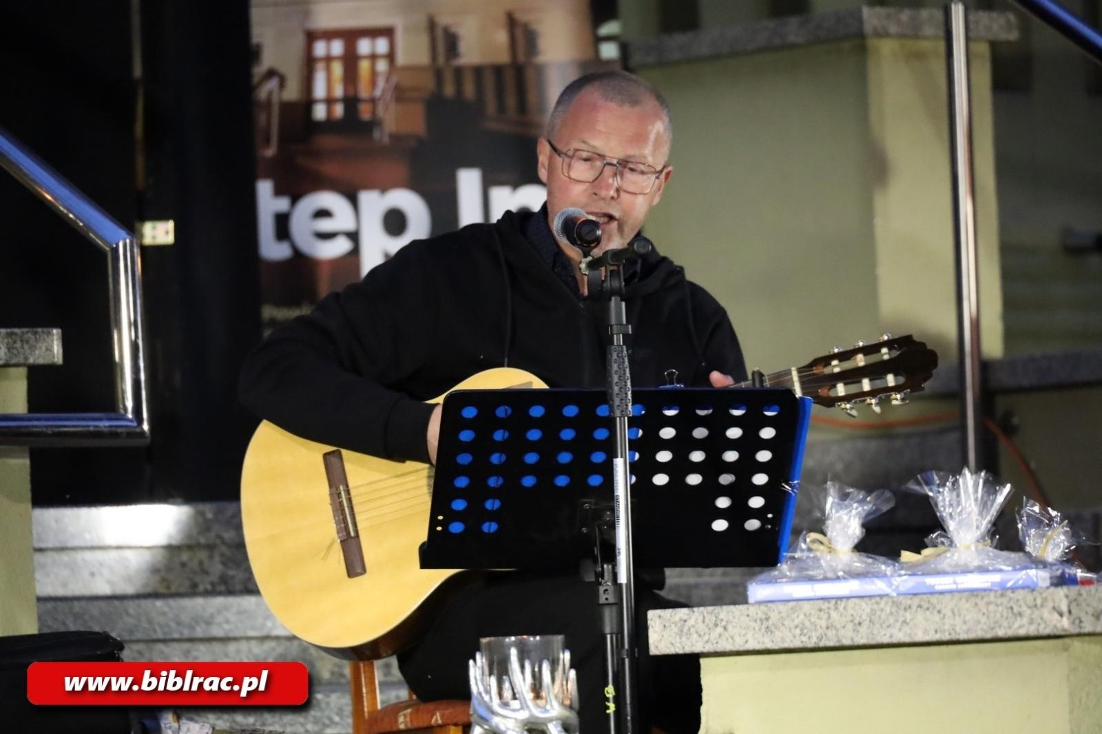 Zdjęcie w galerii na portalu naszraciborz.pl: Teatr Wodzisławskiej Ulicy wystąpił na schodach biblioteki wiadomości z regionu