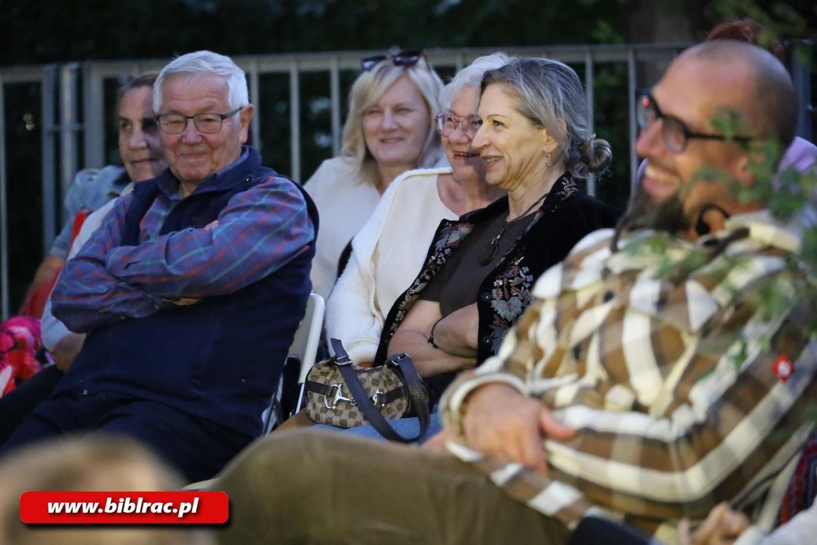 Zdjęcie w galerii na portalu naszraciborz.pl: Teatr Wodzisławskiej Ulicy wystąpił na schodach biblioteki wiadomości z regionu