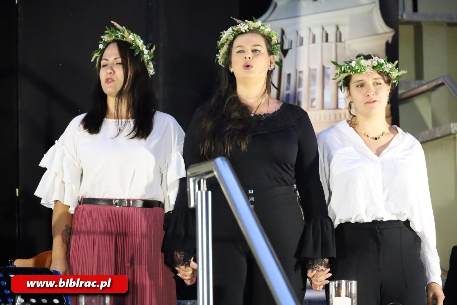 Zdjęcie w galerii na portalu naszraciborz.pl: Teatr Wodzisławskiej Ulicy wystąpił na schodach biblioteki wiadomości z regionu