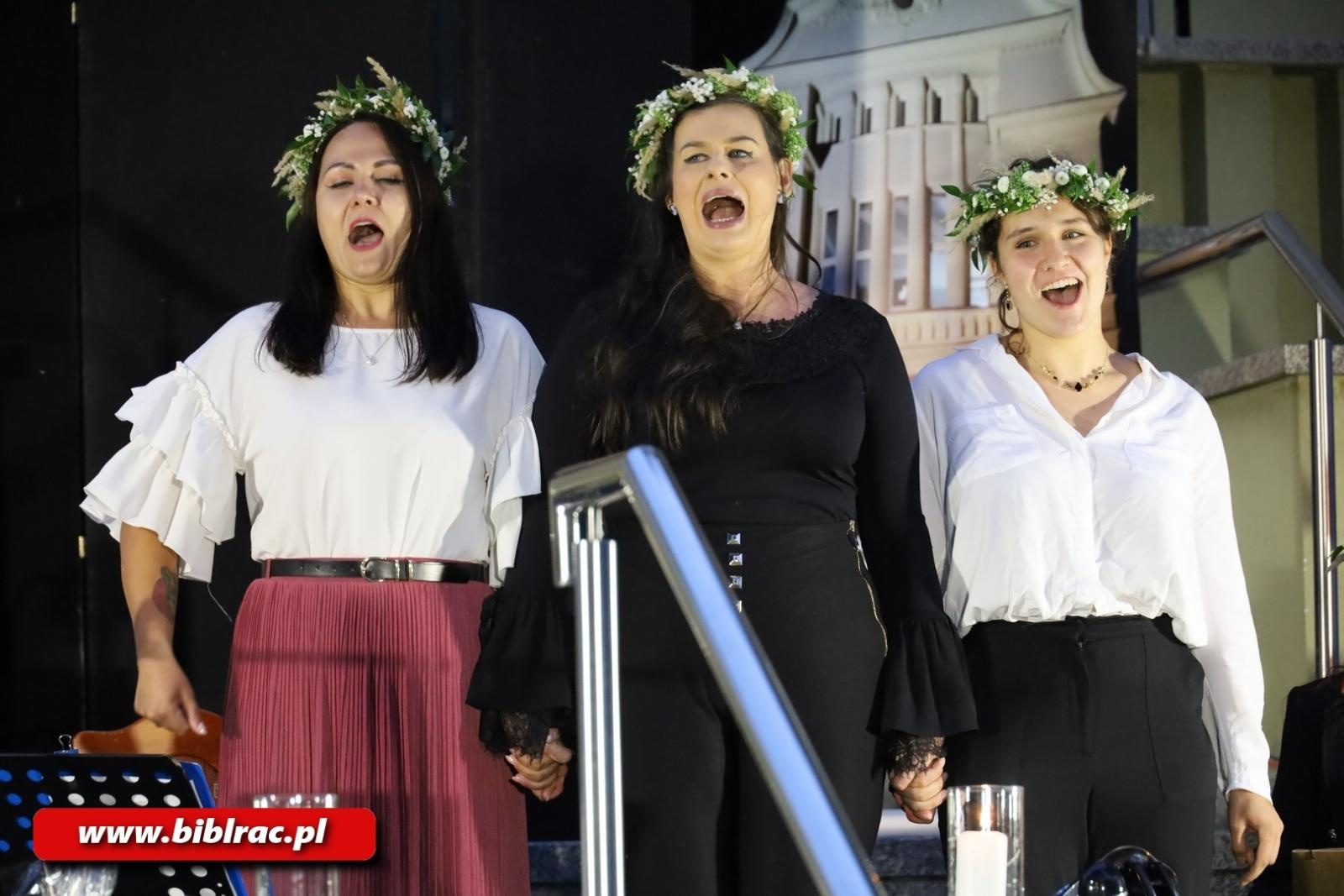 Zdjęcie w galerii na portalu naszraciborz.pl: Teatr Wodzisławskiej Ulicy wystąpił na schodach biblioteki wiadomości z regionu