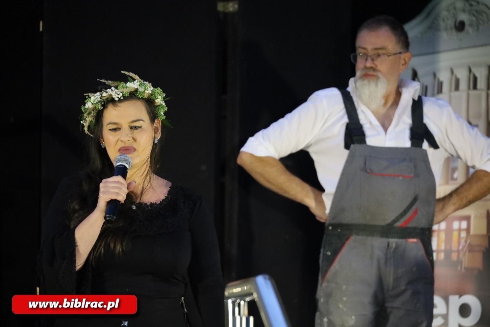 Zdjęcie w galerii na portalu naszraciborz.pl: Teatr Wodzisławskiej Ulicy wystąpił na schodach biblioteki wiadomości z regionu