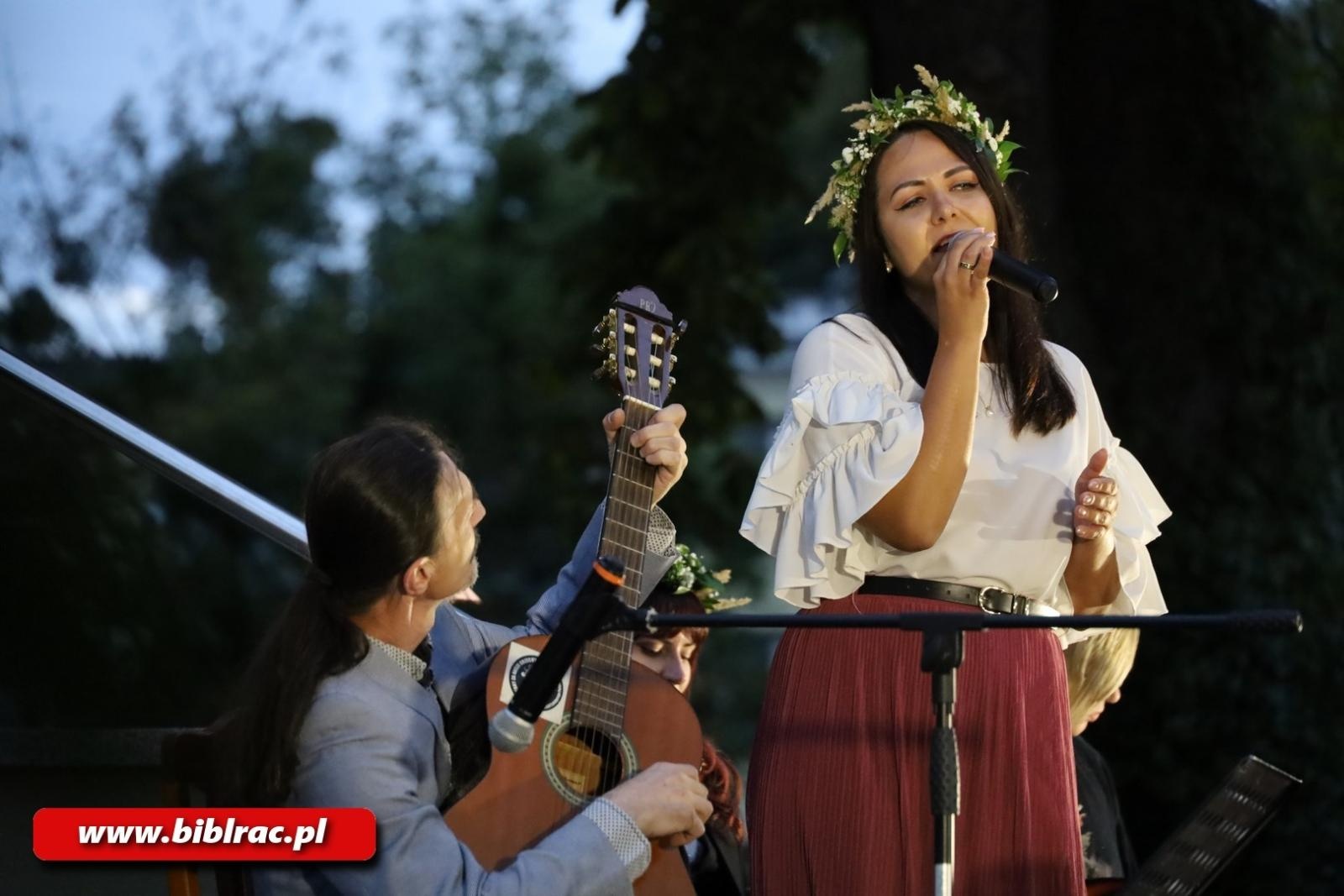 Zdjęcie w galerii na portalu naszraciborz.pl: Teatr Wodzisławskiej Ulicy wystąpił na schodach biblioteki wiadomości z regionu