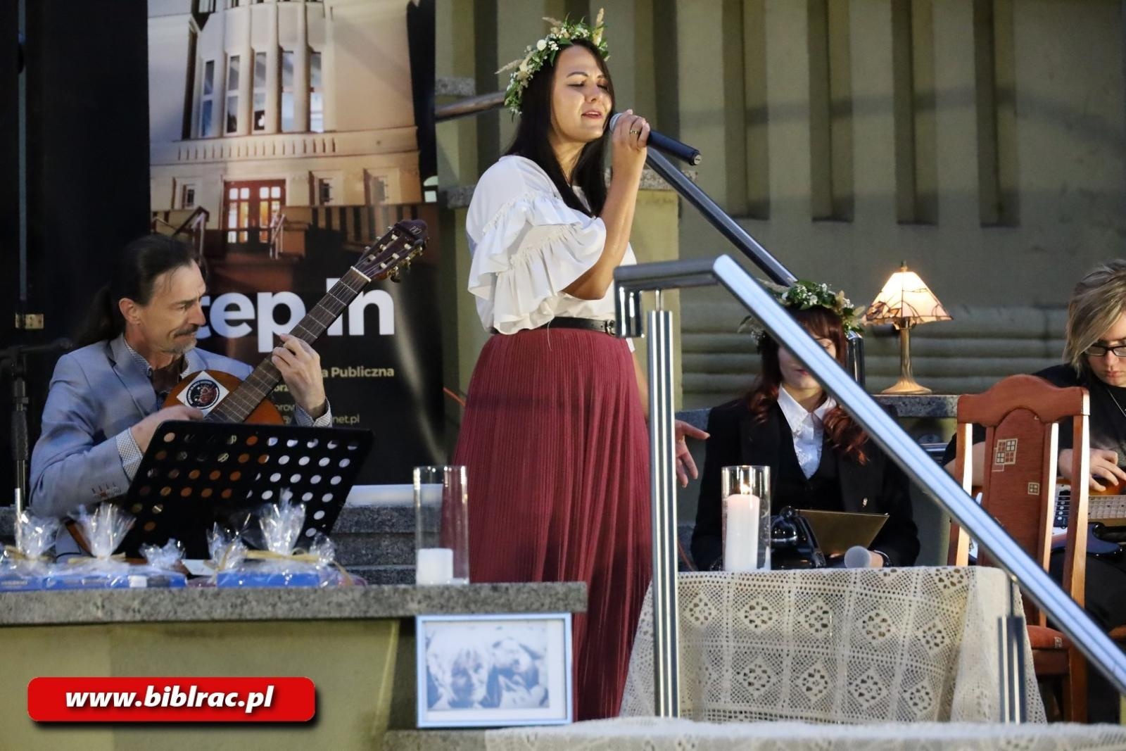 Zdjęcie w galerii na portalu naszraciborz.pl: Teatr Wodzisławskiej Ulicy wystąpił na schodach biblioteki wiadomości z regionu