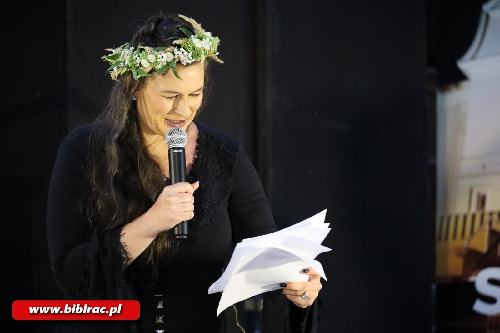 Zdjęcie w galerii na portalu naszraciborz.pl: Teatr Wodzisławskiej Ulicy wystąpił na schodach biblioteki wiadomości z regionu