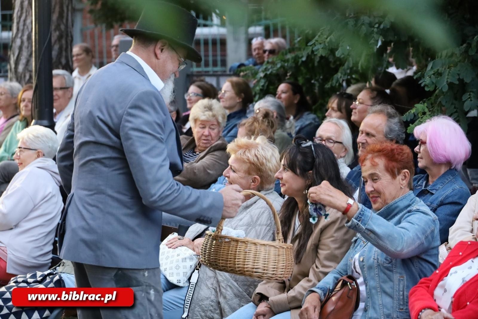 Zdjęcie w galerii na portalu naszraciborz.pl: Teatr Wodzisławskiej Ulicy wystąpił na schodach biblioteki wiadomości z regionu