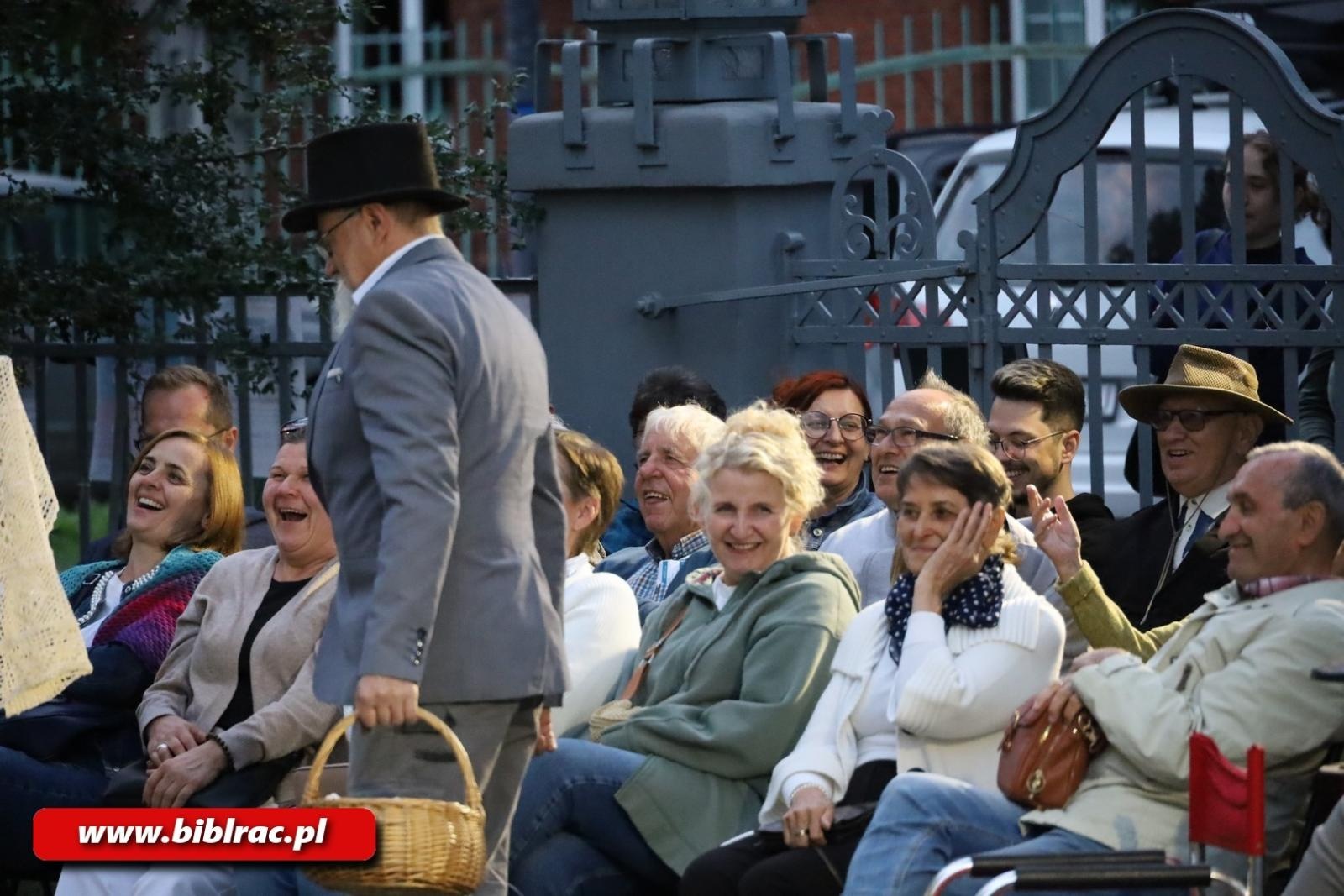 Zdjęcie w galerii na portalu naszraciborz.pl: Teatr Wodzisławskiej Ulicy wystąpił na schodach biblioteki wiadomości z regionu