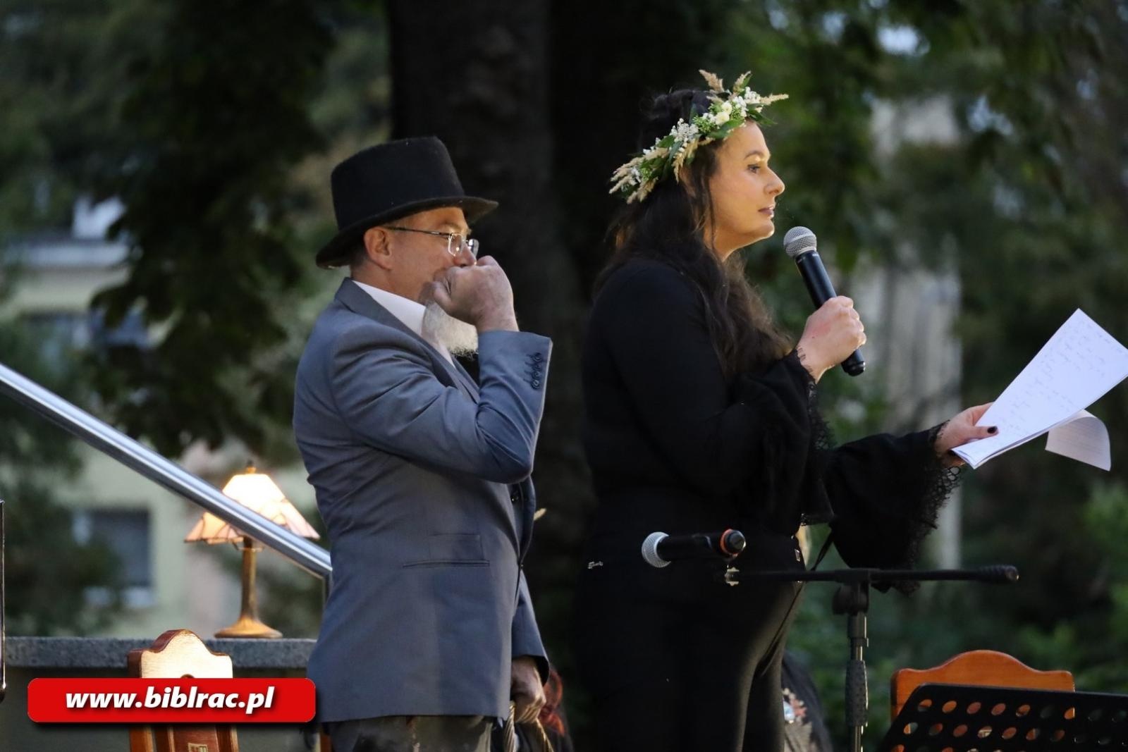 Zdjęcie w galerii na portalu naszraciborz.pl: Teatr Wodzisławskiej Ulicy wystąpił na schodach biblioteki wiadomości z regionu