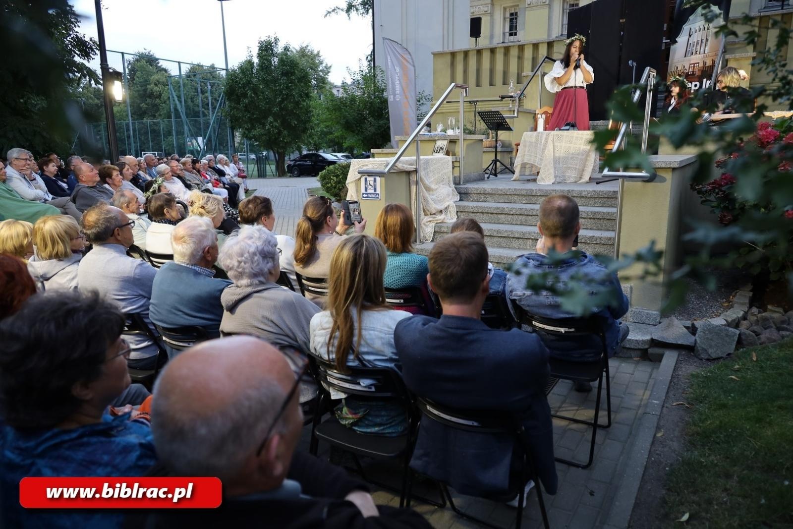 Zdjęcie w galerii na portalu naszraciborz.pl: Teatr Wodzisławskiej Ulicy wystąpił na schodach biblioteki wiadomości z regionu