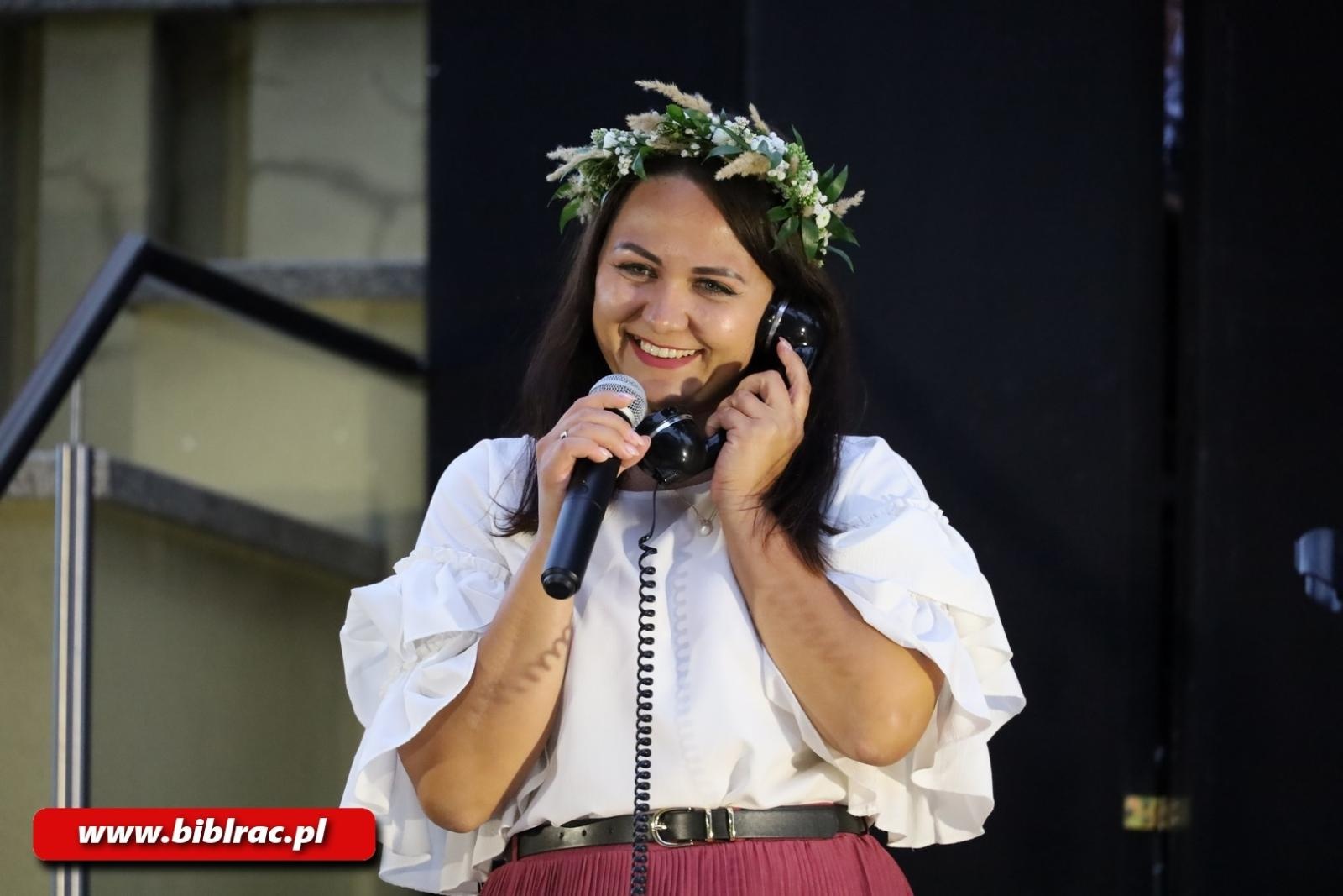 Zdjęcie w galerii na portalu naszraciborz.pl: Teatr Wodzisławskiej Ulicy wystąpił na schodach biblioteki wiadomości z regionu
