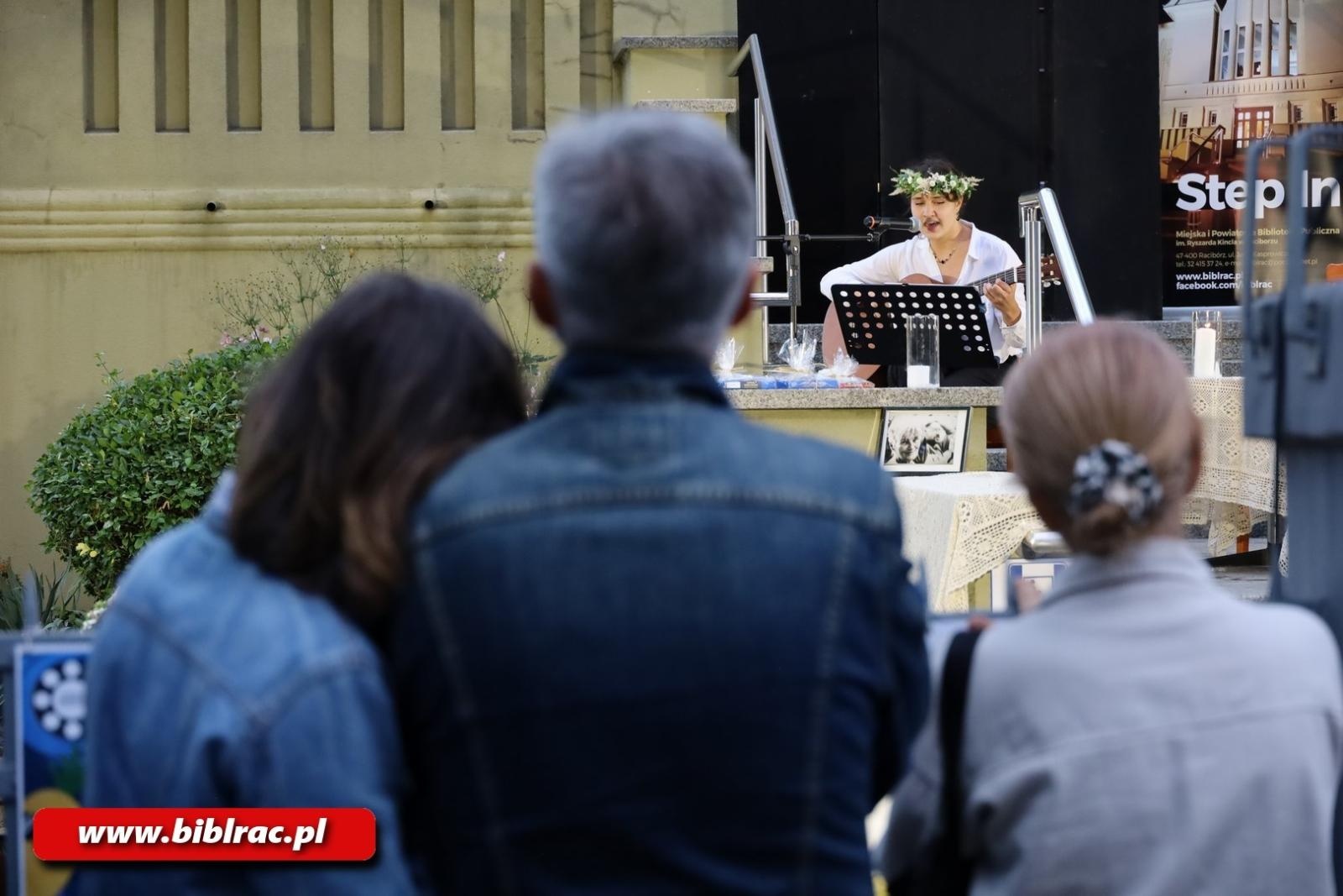 Zdjęcie w galerii na portalu naszraciborz.pl: Teatr Wodzisławskiej Ulicy wystąpił na schodach biblioteki wiadomości z regionu