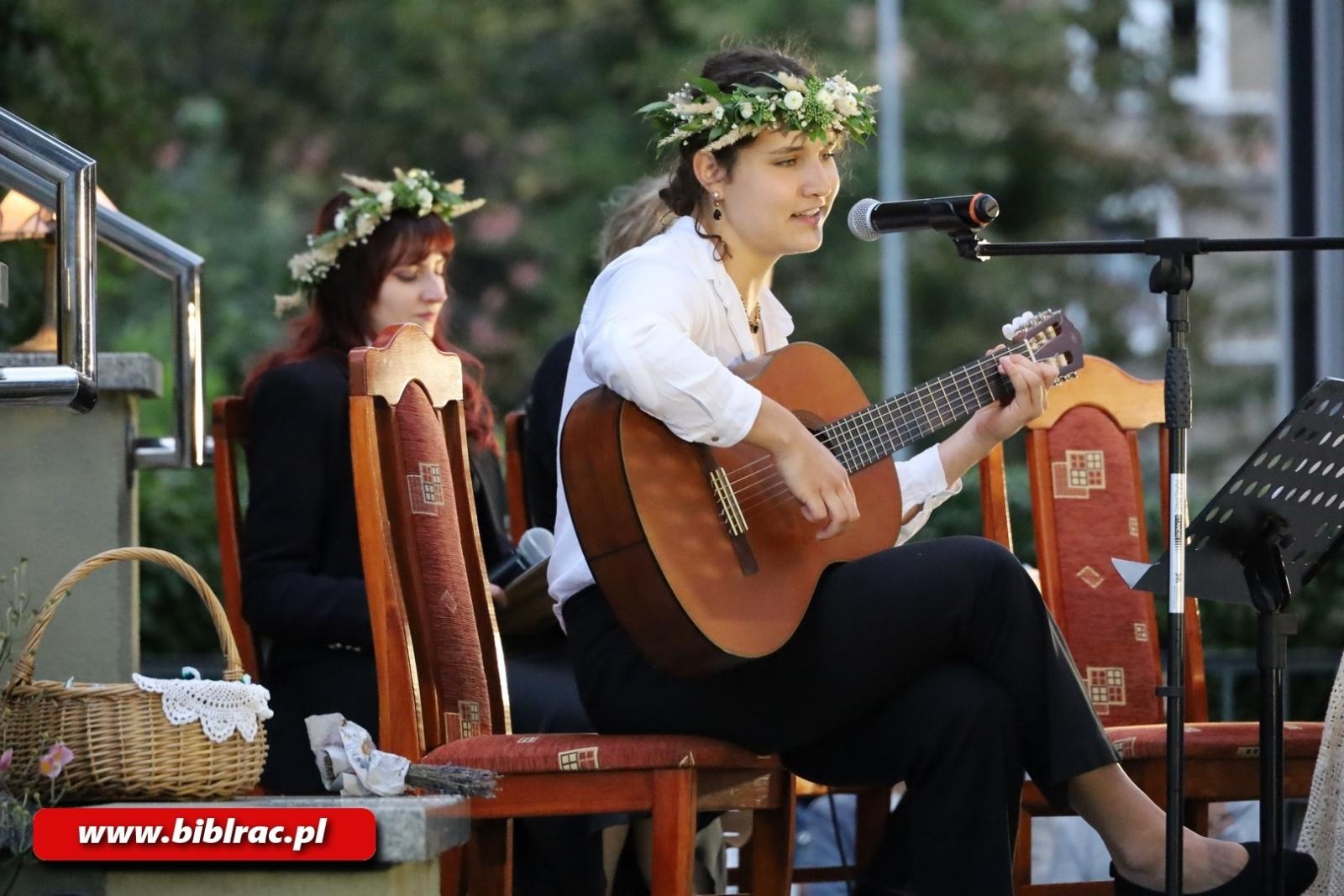 Zdjęcie w galerii na portalu naszraciborz.pl: Teatr Wodzisławskiej Ulicy wystąpił na schodach biblioteki wiadomości z regionu