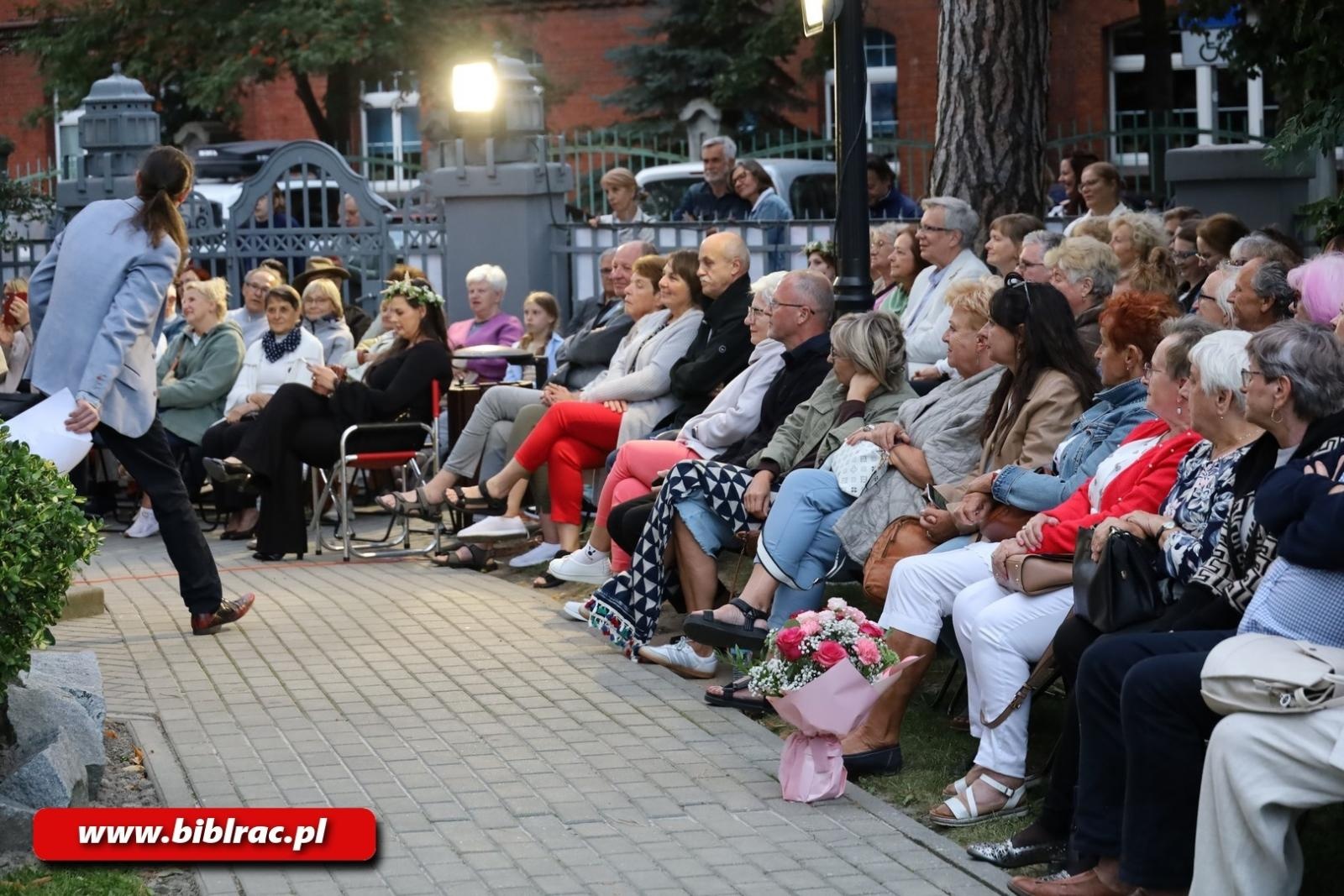 Zdjęcie w galerii na portalu naszraciborz.pl: Teatr Wodzisławskiej Ulicy wystąpił na schodach biblioteki wiadomości z regionu