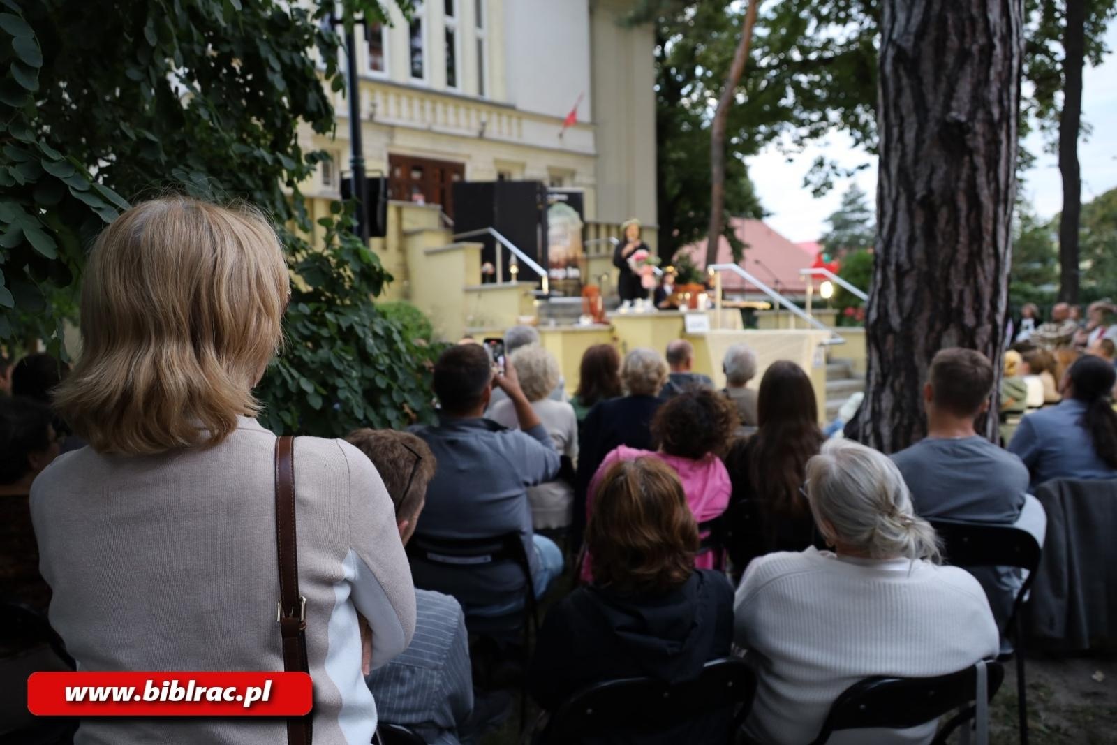 Zdjęcie w galerii na portalu naszraciborz.pl: Teatr Wodzisławskiej Ulicy wystąpił na schodach biblioteki wiadomości z regionu