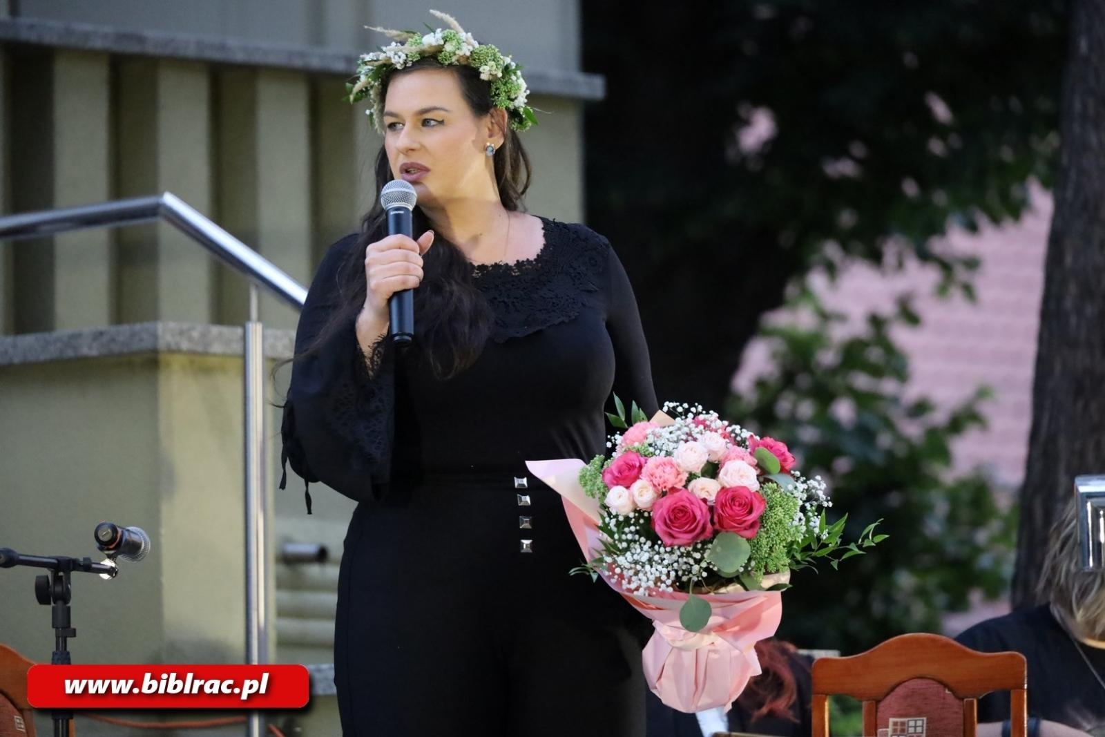 Zdjęcie w galerii na portalu naszraciborz.pl: Teatr Wodzisławskiej Ulicy wystąpił na schodach biblioteki wiadomości z regionu