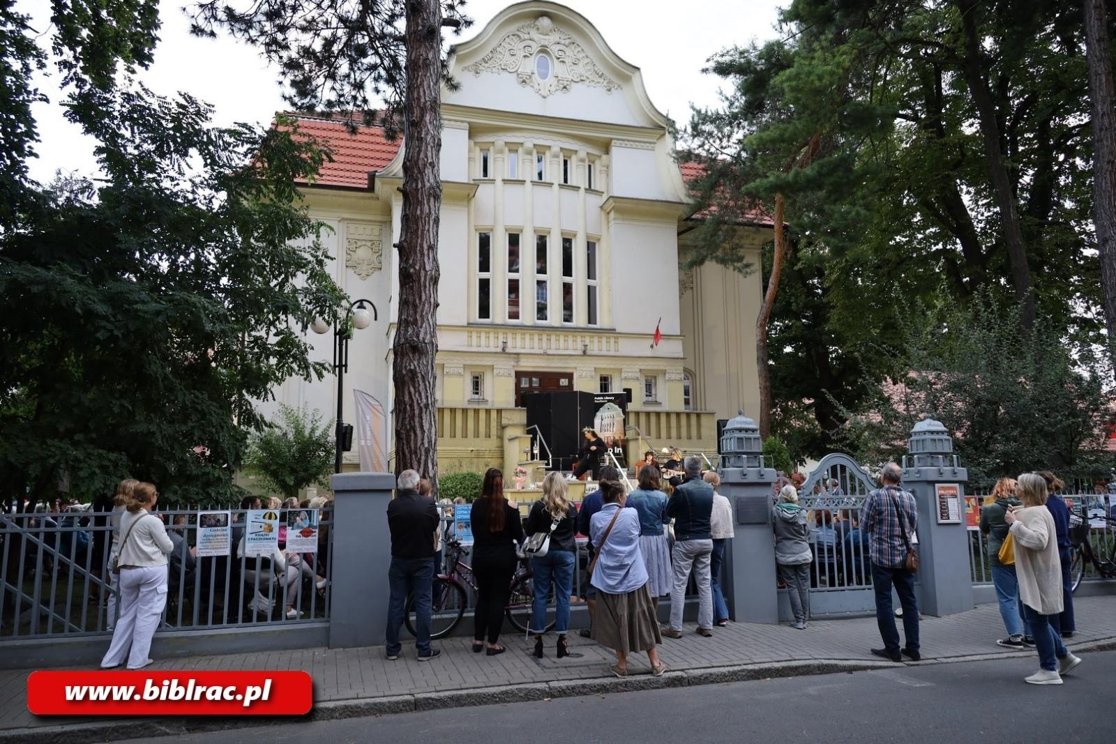 Zdjęcie w galerii na portalu naszraciborz.pl: Teatr Wodzisławskiej Ulicy wystąpił na schodach biblioteki wiadomości z regionu