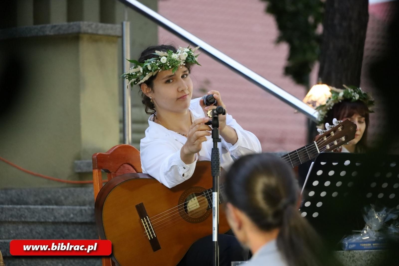 Zdjęcie w galerii na portalu naszraciborz.pl: Teatr Wodzisławskiej Ulicy wystąpił na schodach biblioteki wiadomości z regionu
