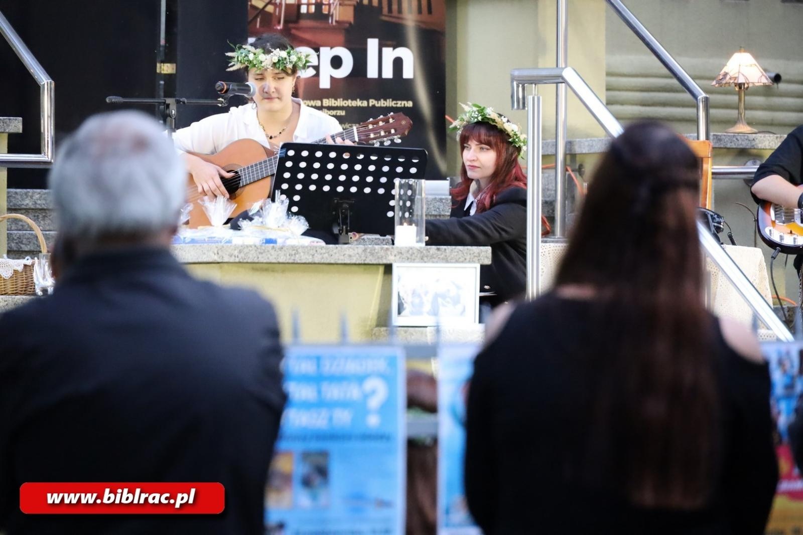 Zdjęcie w galerii na portalu naszraciborz.pl: Teatr Wodzisławskiej Ulicy wystąpił na schodach biblioteki wiadomości z regionu