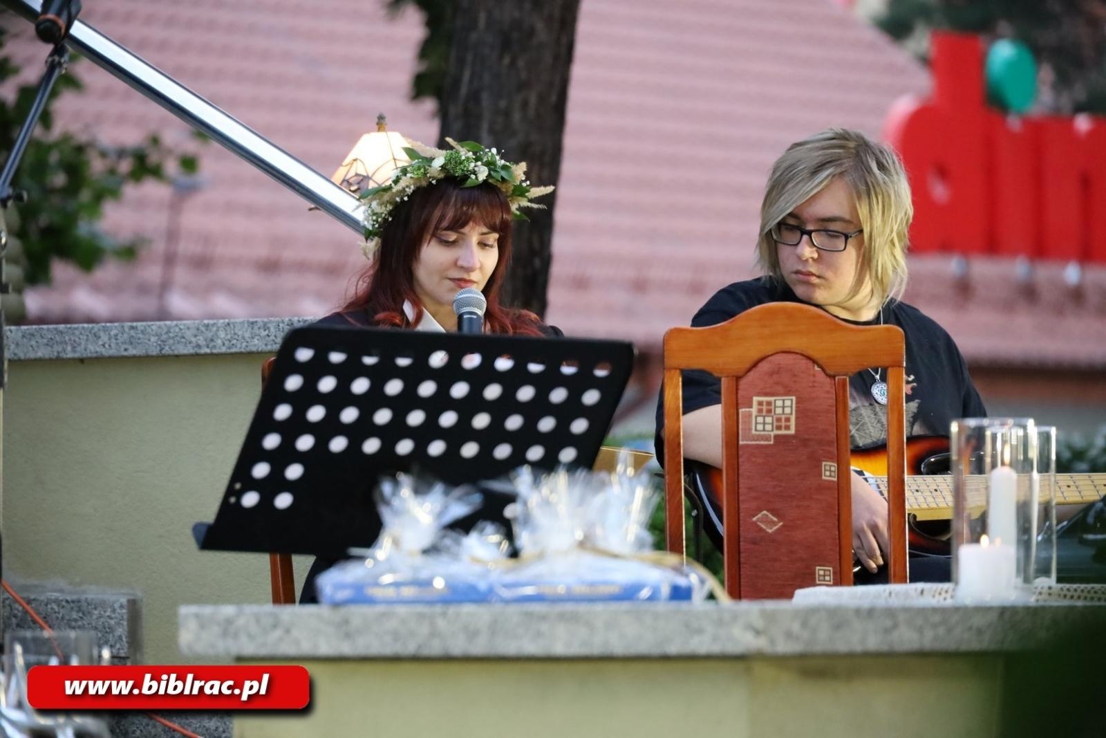 Zdjęcie w galerii na portalu naszraciborz.pl: Teatr Wodzisławskiej Ulicy wystąpił na schodach biblioteki wiadomości z regionu
