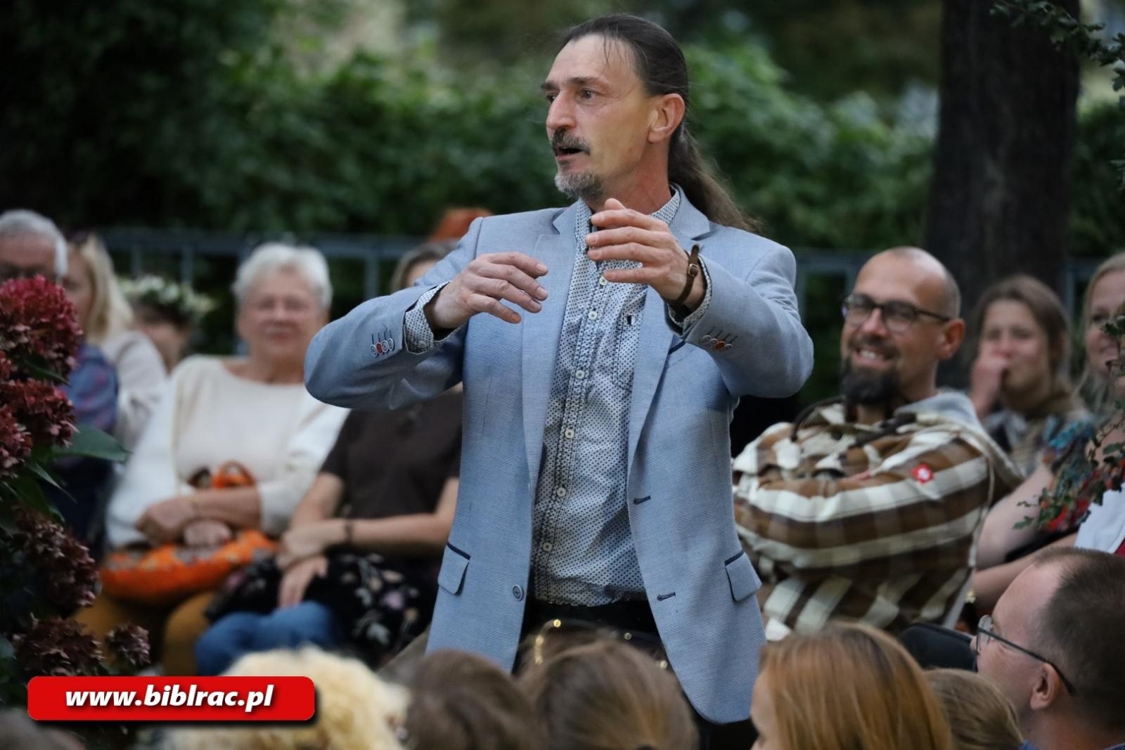 Zdjęcie w galerii na portalu naszraciborz.pl: Teatr Wodzisławskiej Ulicy wystąpił na schodach biblioteki wiadomości z regionu