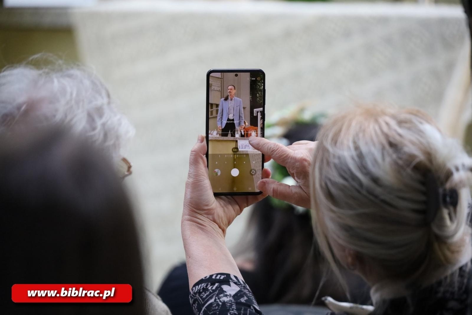 Zdjęcie w galerii na portalu naszraciborz.pl: Teatr Wodzisławskiej Ulicy wystąpił na schodach biblioteki wiadomości z regionu