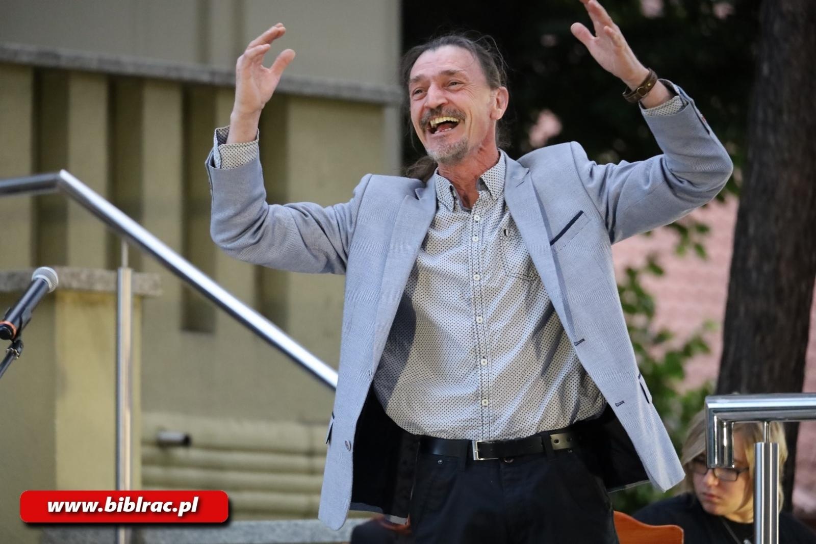 Zdjęcie w galerii na portalu naszraciborz.pl: Teatr Wodzisławskiej Ulicy wystąpił na schodach biblioteki wiadomości z regionu