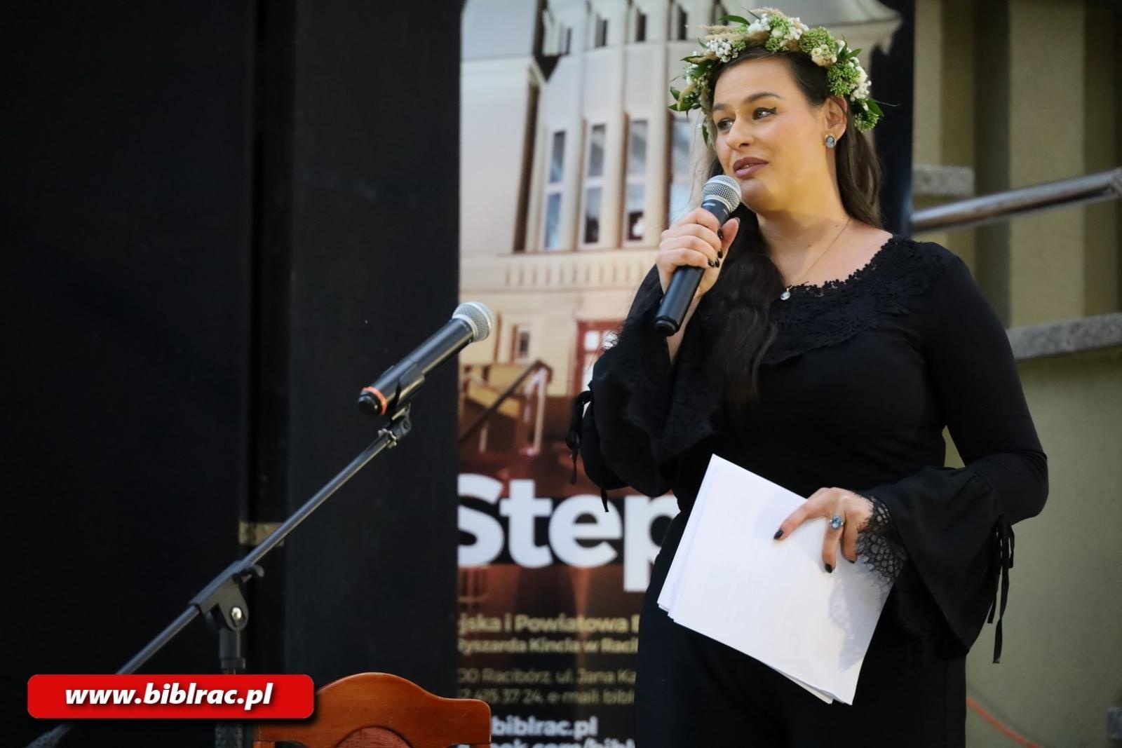 Zdjęcie w galerii na portalu naszraciborz.pl: Teatr Wodzisławskiej Ulicy wystąpił na schodach biblioteki wiadomości z regionu