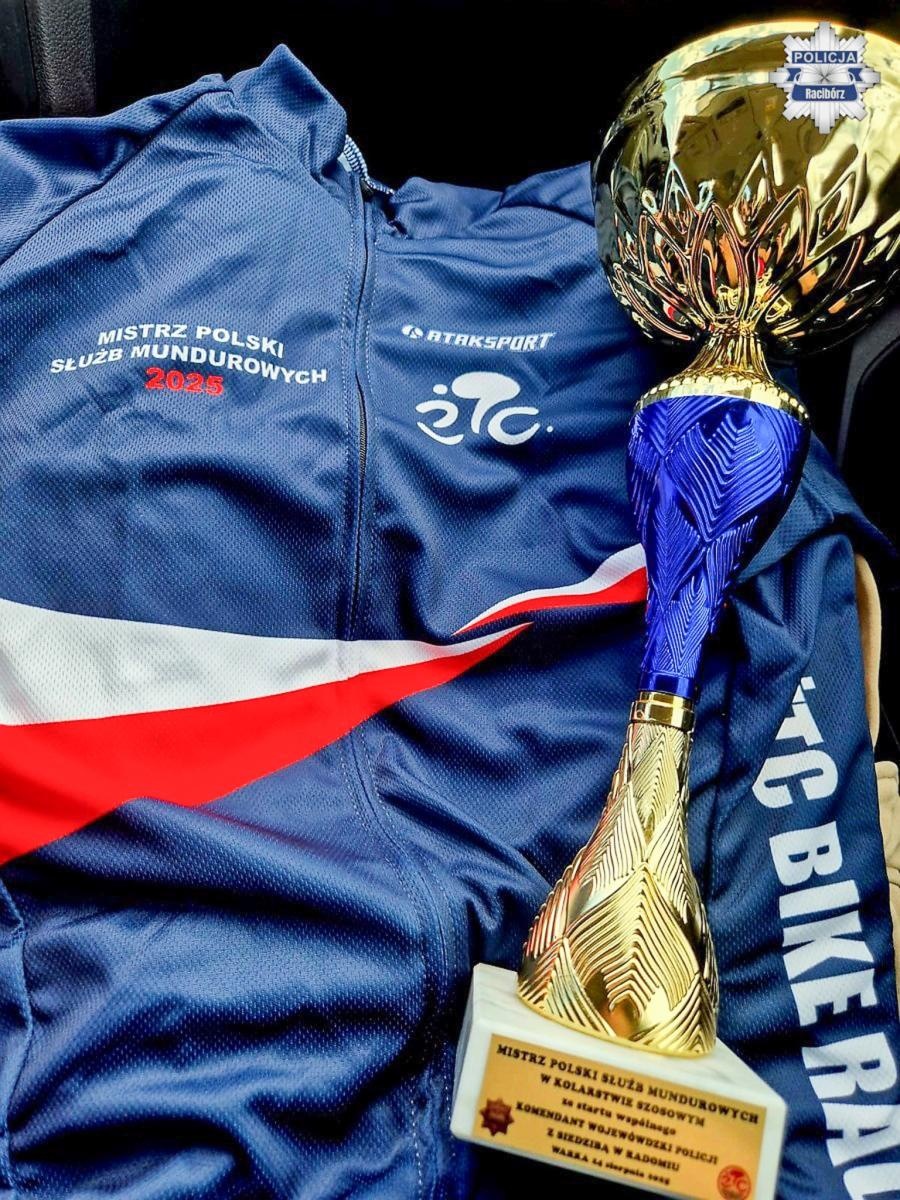 Zdjęcie w galerii na portalu naszraciborz.pl: Aleksander Wyszyński najlepszy w Polsce! Policjant z Pietrowic Wielkich mistrzem w kolarstwie szosowym wiadomości z regionu