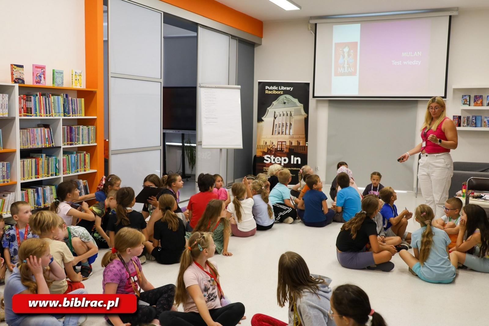 Zdjęcie w galerii na portalu naszraciborz.pl: Z Disneyem dookoła świata – ostatnie spotkanie stacjonarne w raciborskiej bibliotece wiadomości z regionu