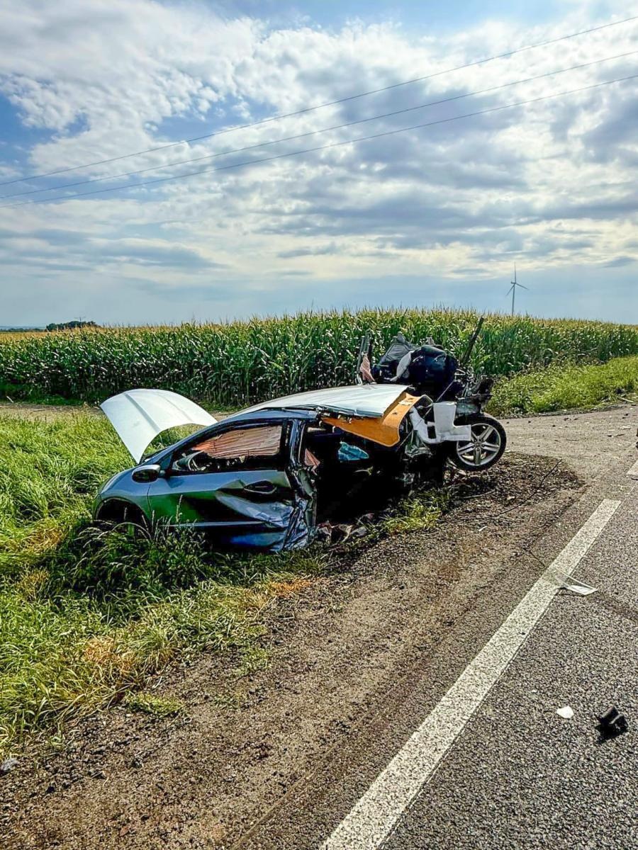 Zdjęcie w galerii na portalu naszraciborz.pl: Wypadek na drodze wojewódzkiej nr 416 w Żerdzinach. Trzy osoby w szpitalu wiadomości z regionu