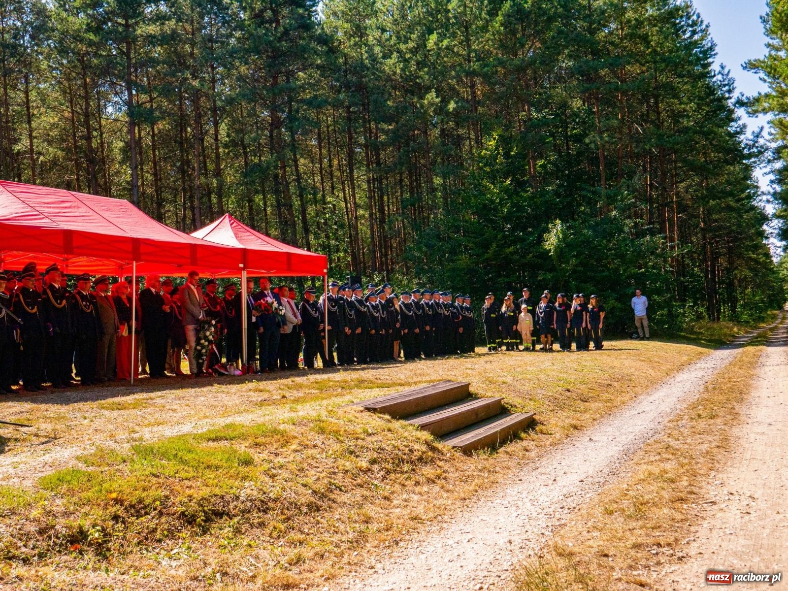 Zdjęcie w galerii na portalu naszraciborz.pl: 33. rocznica wielkiego pożaru lasów w Kuźni Raciborskiej – hołd dla bohaterów [FOTO i WIDEO] wiadomości z regionu
