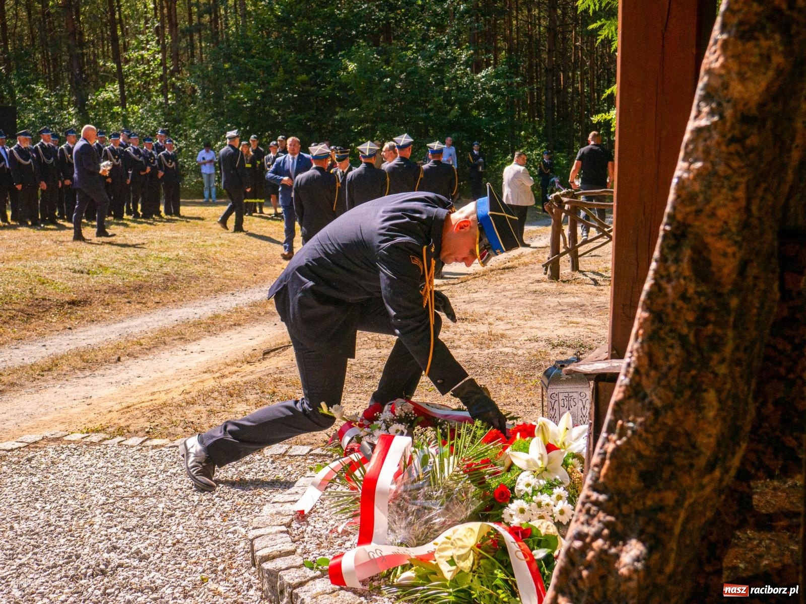 Zdjęcie w galerii na portalu naszraciborz.pl: 33. rocznica wielkiego pożaru lasów w Kuźni Raciborskiej – hołd dla bohaterów [FOTO i WIDEO] wiadomości z regionu