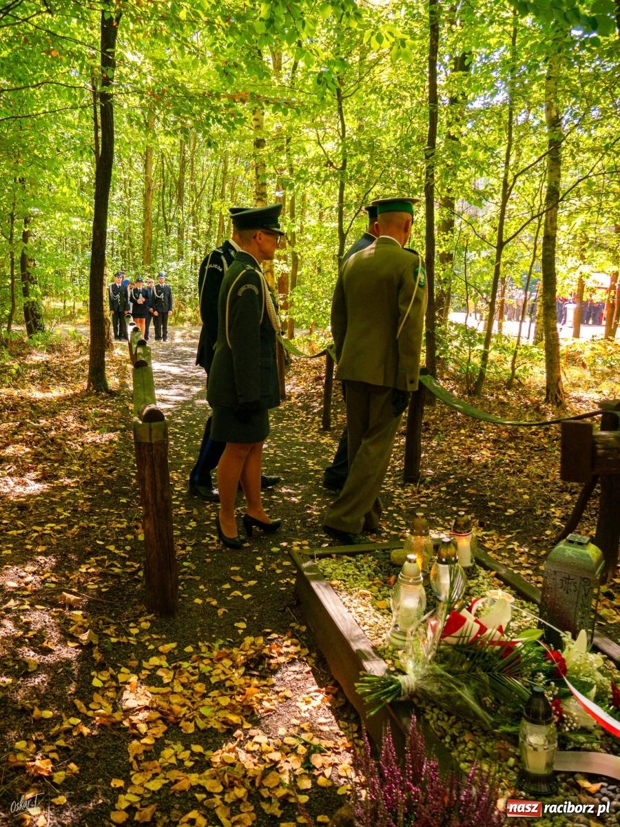 Zdjęcie w galerii na portalu naszraciborz.pl: 33. rocznica wielkiego pożaru lasów w Kuźni Raciborskiej – hołd dla bohaterów [FOTO i WIDEO] wiadomości z regionu