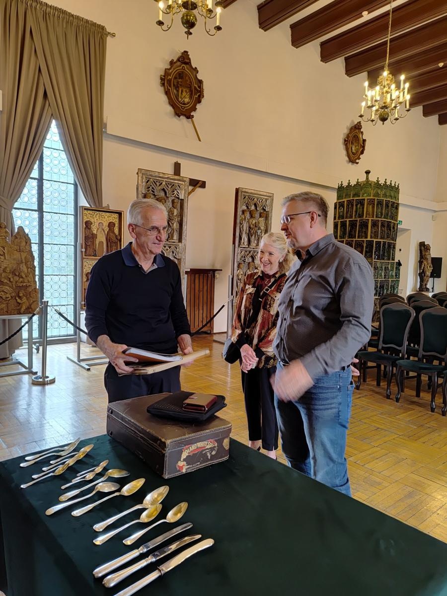 Zdjęcie w galerii na portalu naszraciborz.pl: Cenne pamiątki trafiły do raciborskiego Muzeum wiadomości z regionu