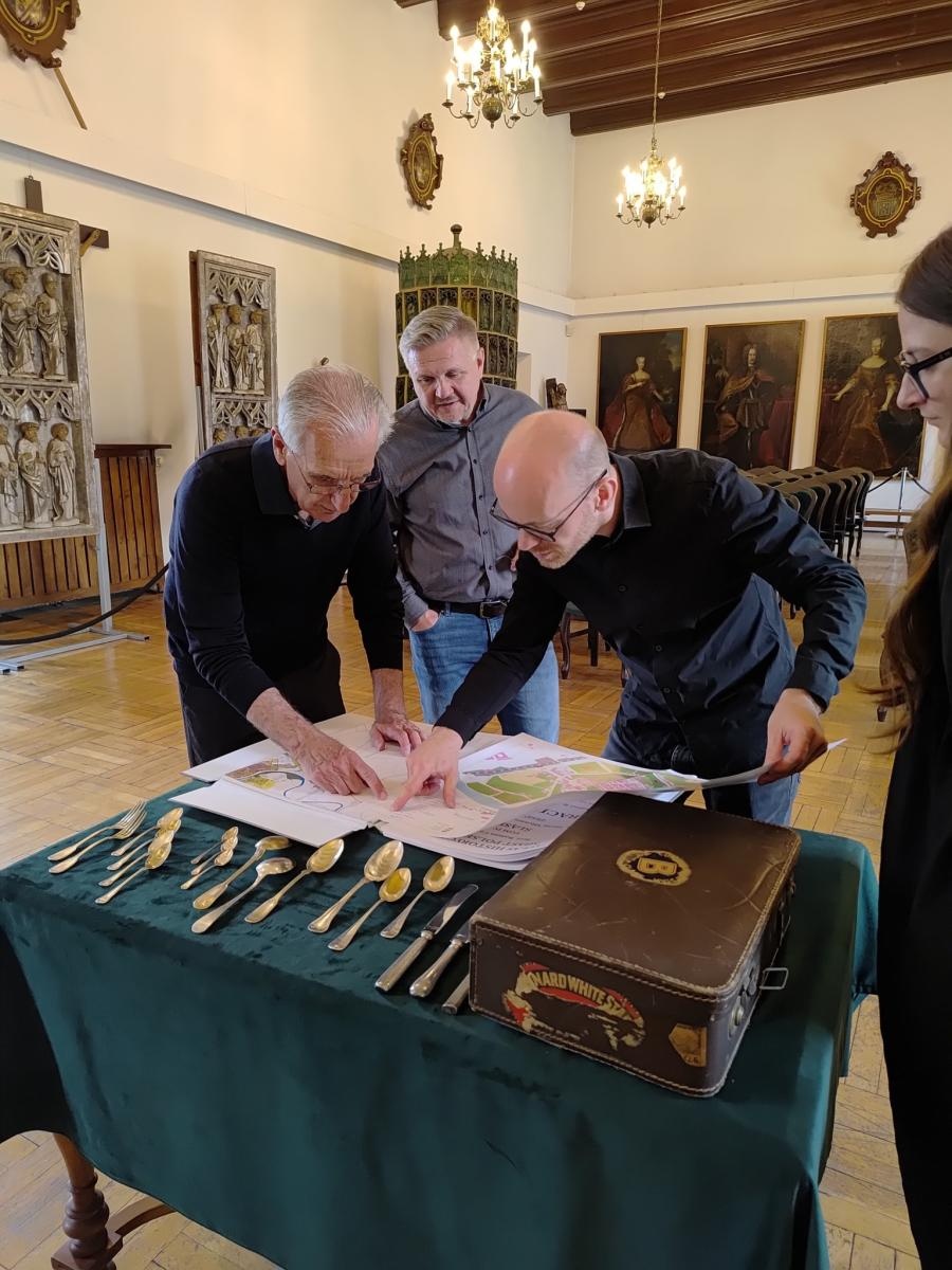 Zdjęcie w galerii na portalu naszraciborz.pl: Cenne pamiątki trafiły do raciborskiego Muzeum wiadomości z regionu