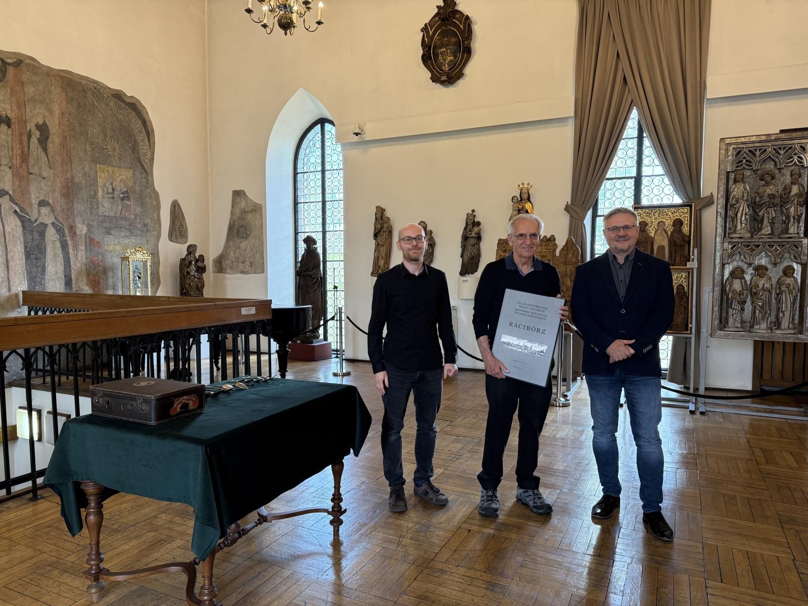 Zdjęcie w galerii na portalu naszraciborz.pl: Cenne pamiątki trafiły do raciborskiego Muzeum wiadomości z regionu