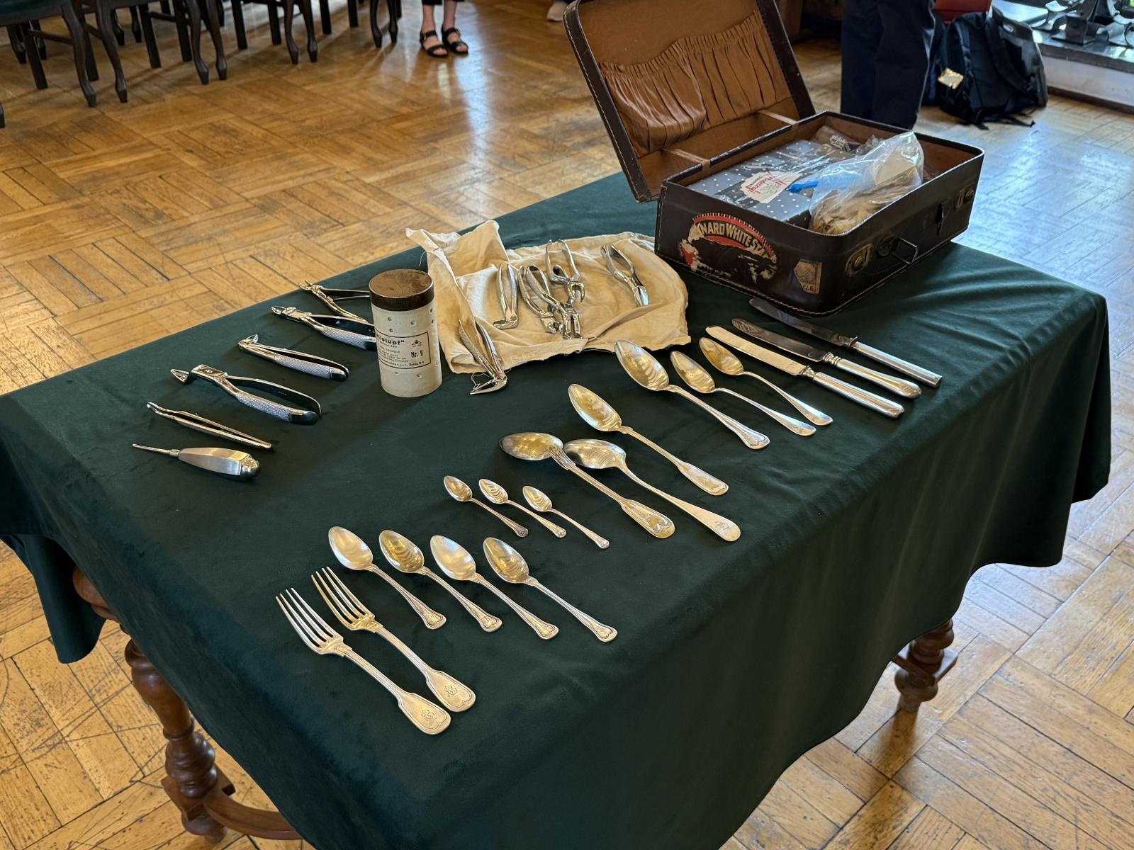 Zdjęcie w galerii na portalu naszraciborz.pl: Cenne pamiątki trafiły do raciborskiego Muzeum wiadomości z regionu