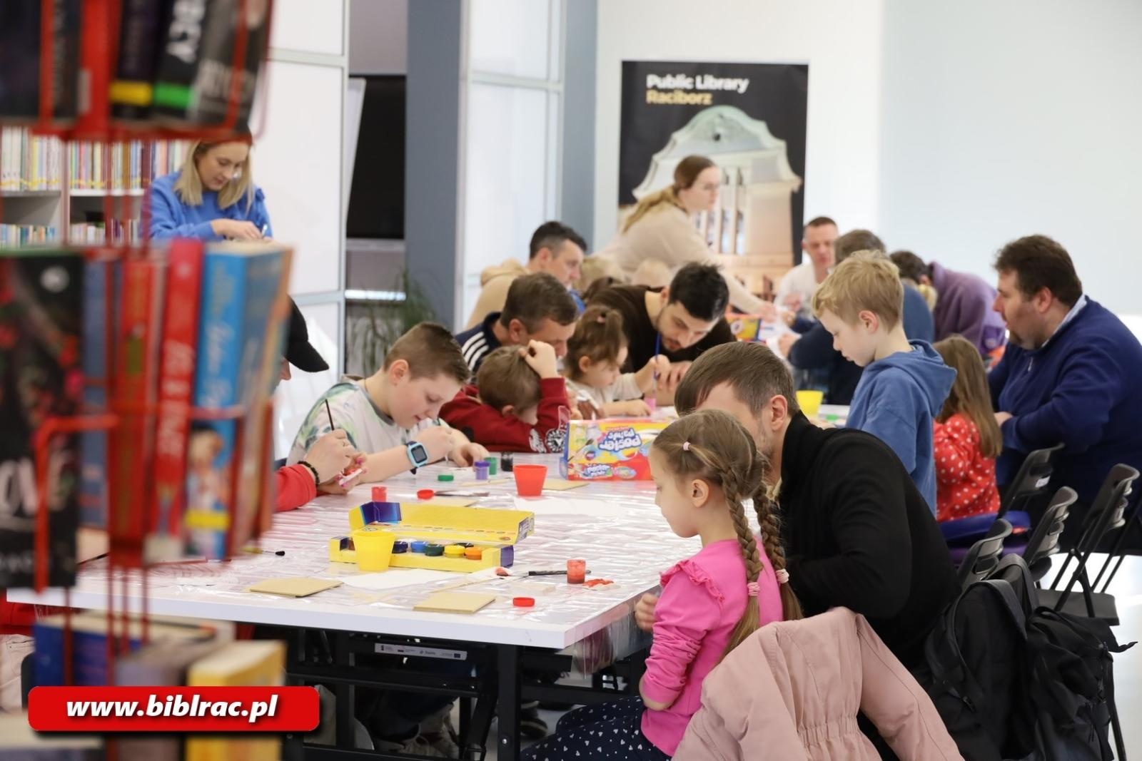 Zdjęcie w galerii na portalu naszraciborz.pl: Klubowe spotkania wracają do raciborskiej biblioteki wiadomości z regionu
