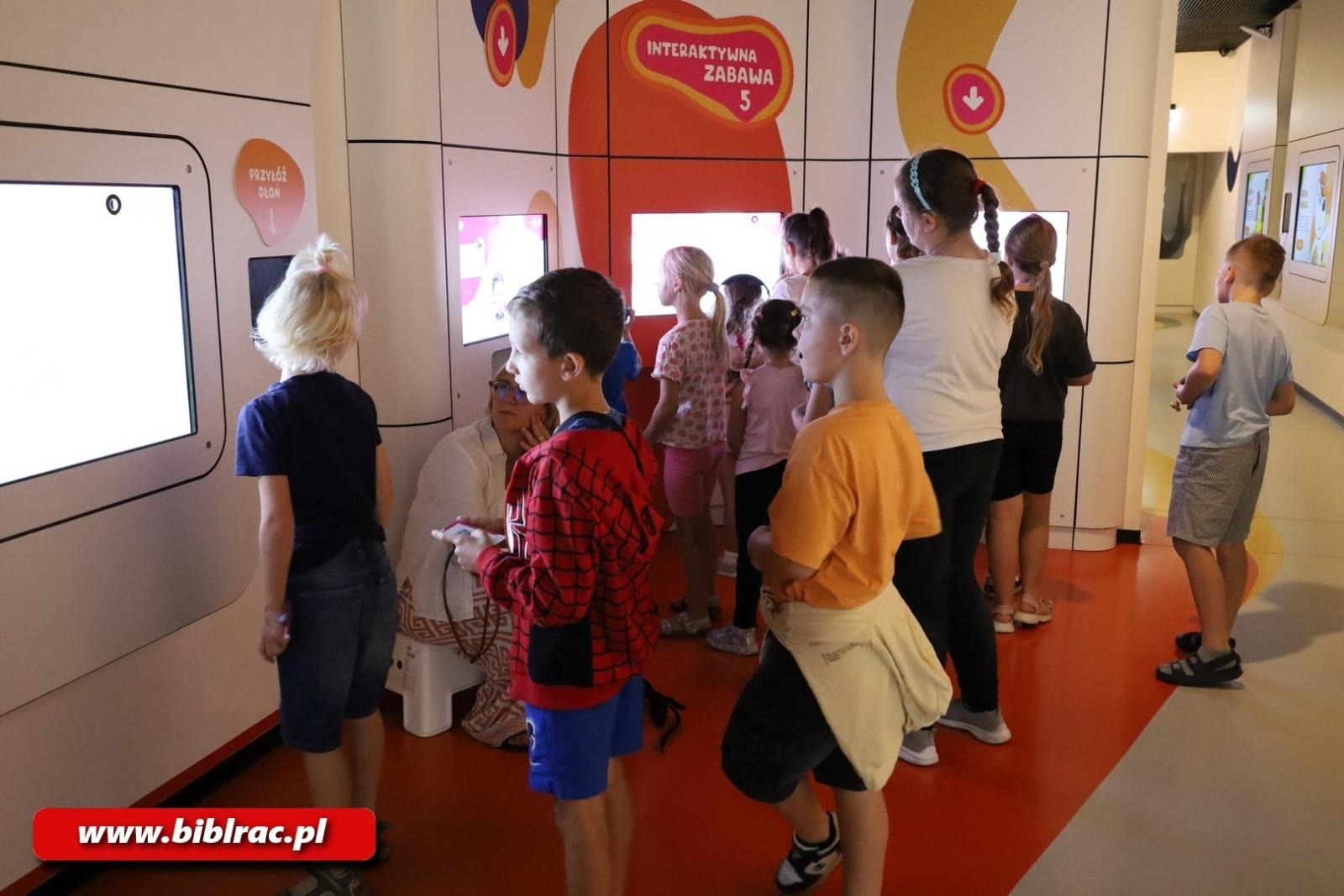 Zdjęcie w galerii na portalu naszraciborz.pl: Mamma Mia! Uczestnicy Lata z Biblioteką na wycieczce w Studiu Filmów Rysunkowych wiadomości z regionu