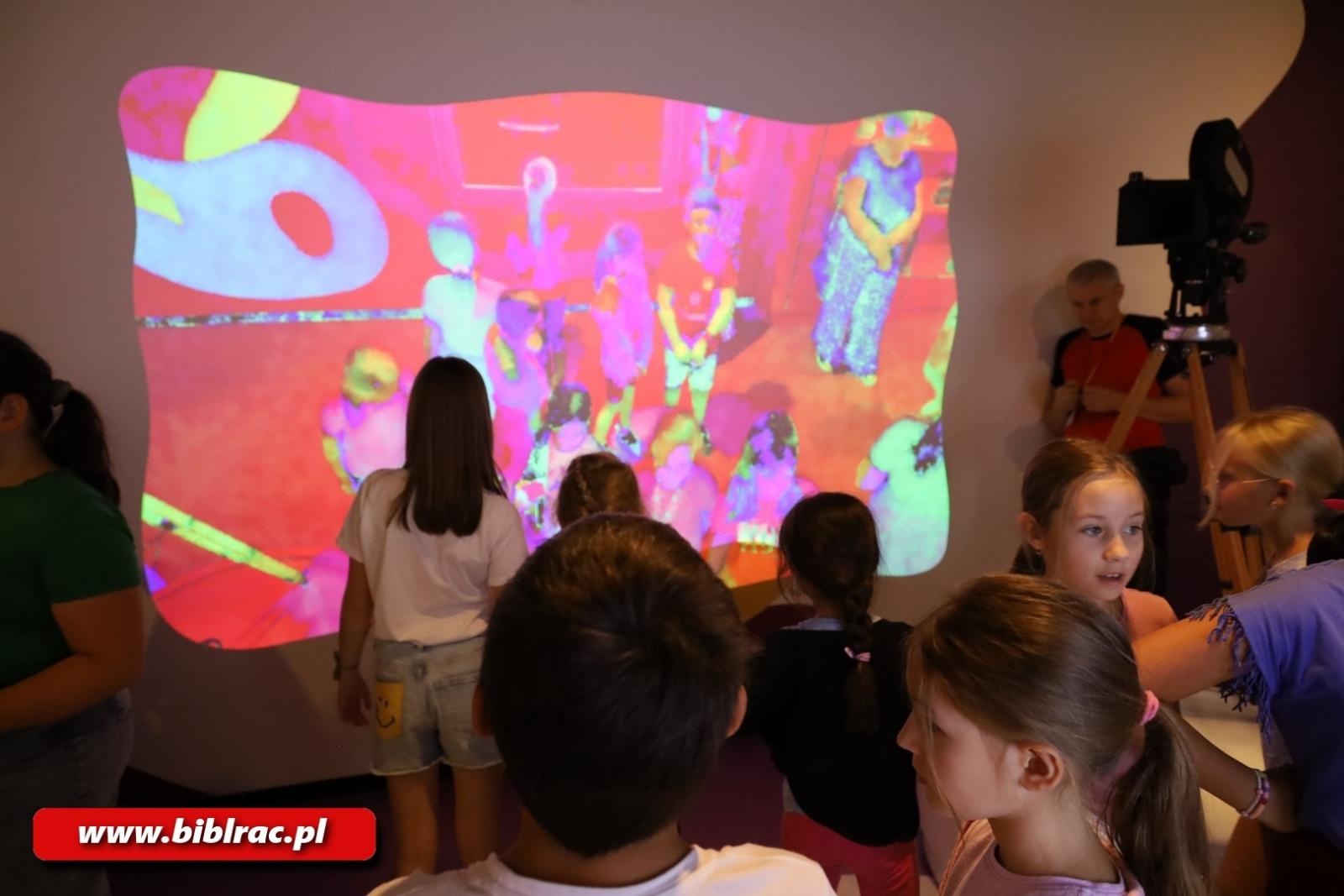 Zdjęcie w galerii na portalu naszraciborz.pl: Mamma Mia! Uczestnicy Lata z Biblioteką na wycieczce w Studiu Filmów Rysunkowych wiadomości z regionu